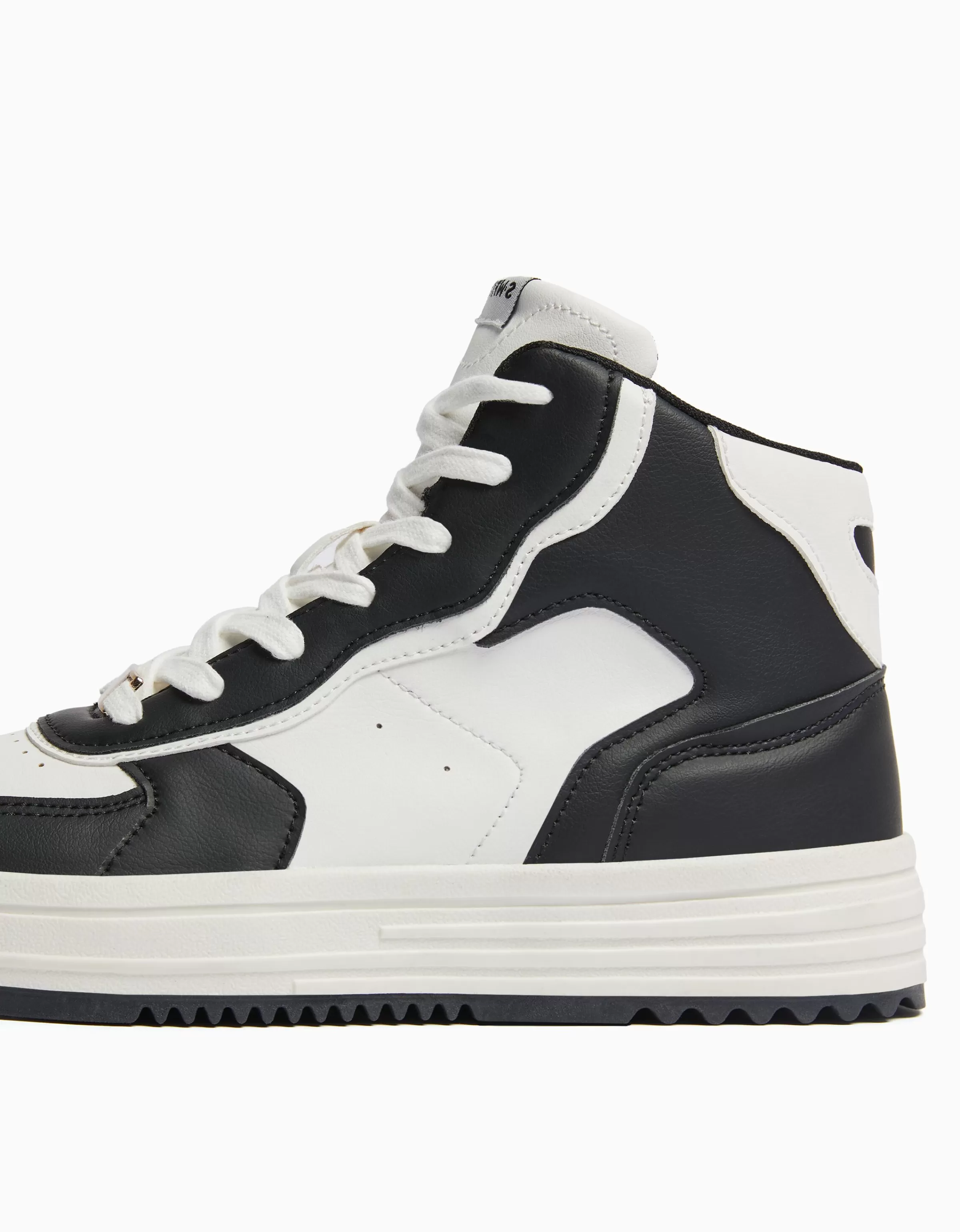 BERSHKA Tuta Sportiva con Sneakers Alte Contrasto - Abbigliamento Casual e Design Colorato