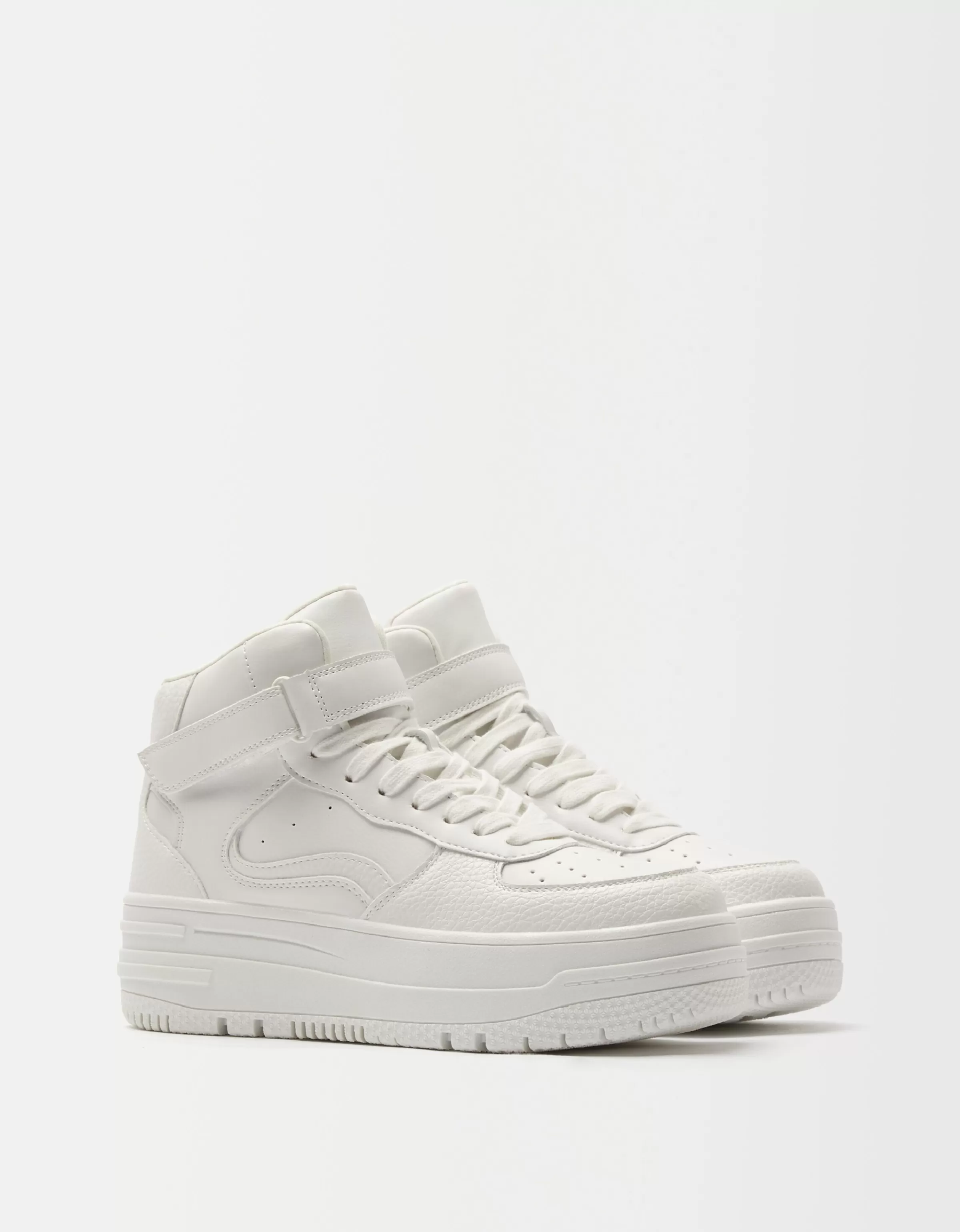 BERSHKA - Tuta Sportiva con Cappuccio e Scarpe Alte Bianche a Lacci, Outfit Casual Unisex