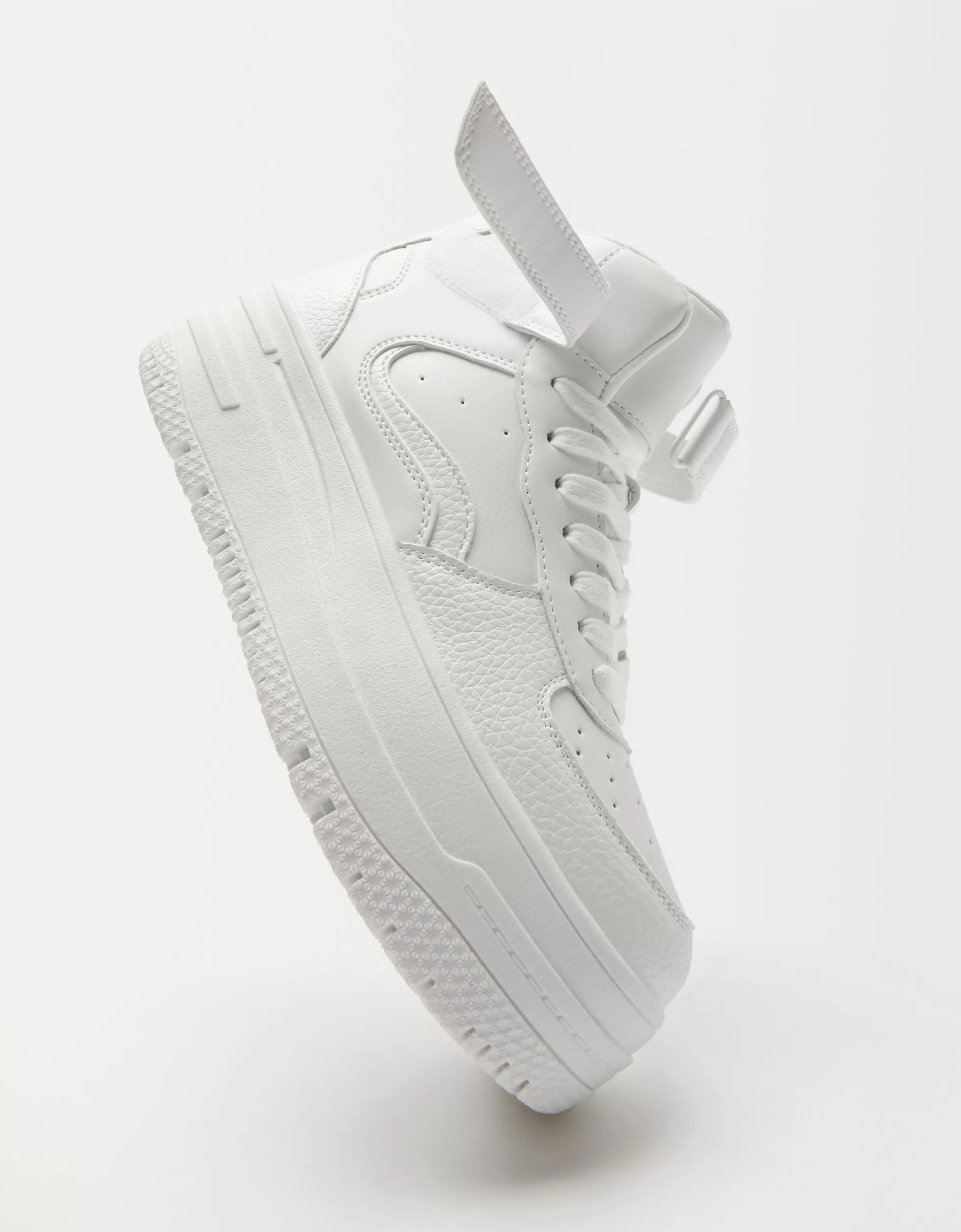 BERSHKA - Tuta Sportiva con Cappuccio e Scarpe Alte Bianche a Lacci, Outfit Casual Unisex