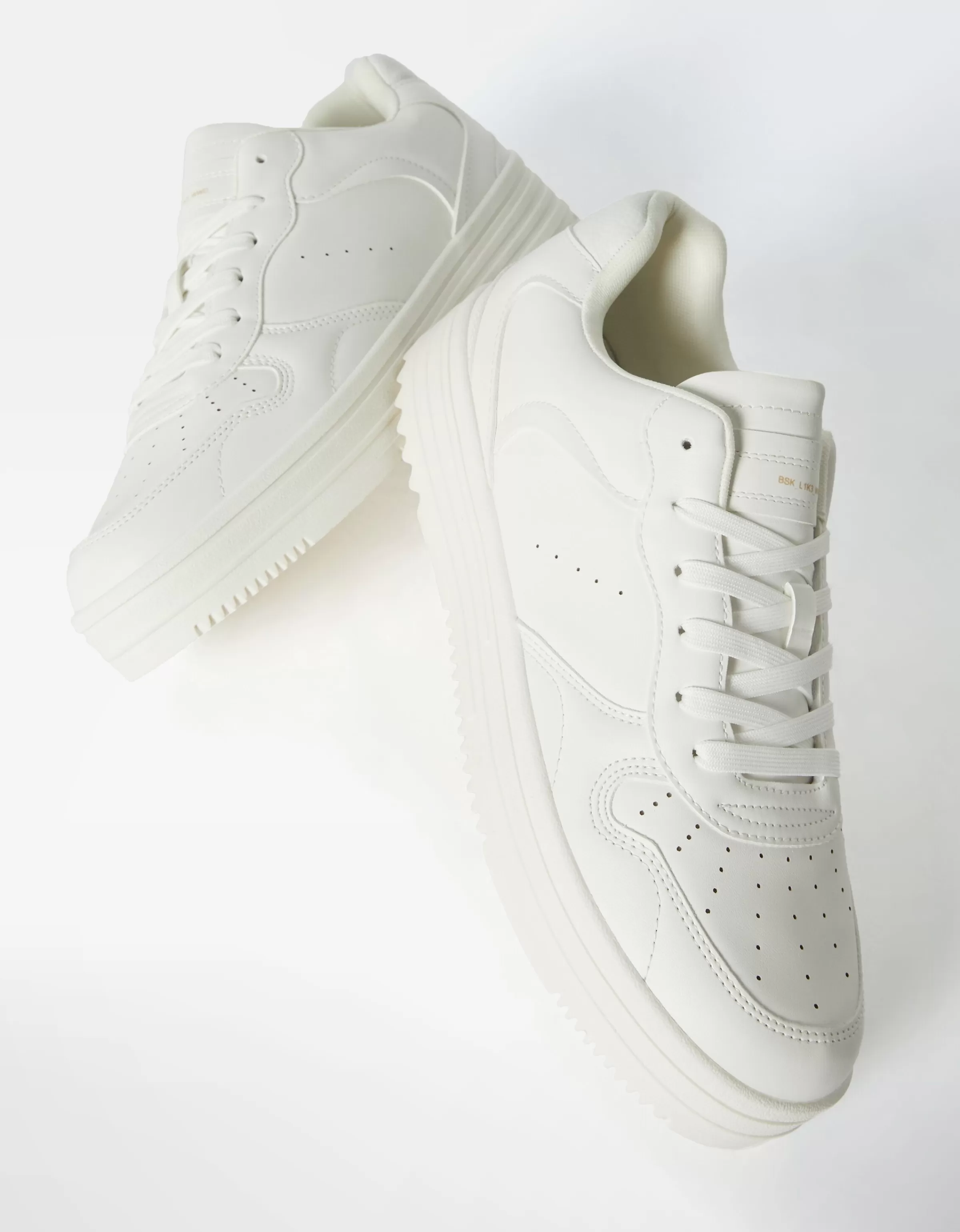 Scarpe da ginnastica BERSHKA Uomo - Sneaker multistrato in Nero Carbone con dettagli strutturati, design urbano e suola ammortizzata