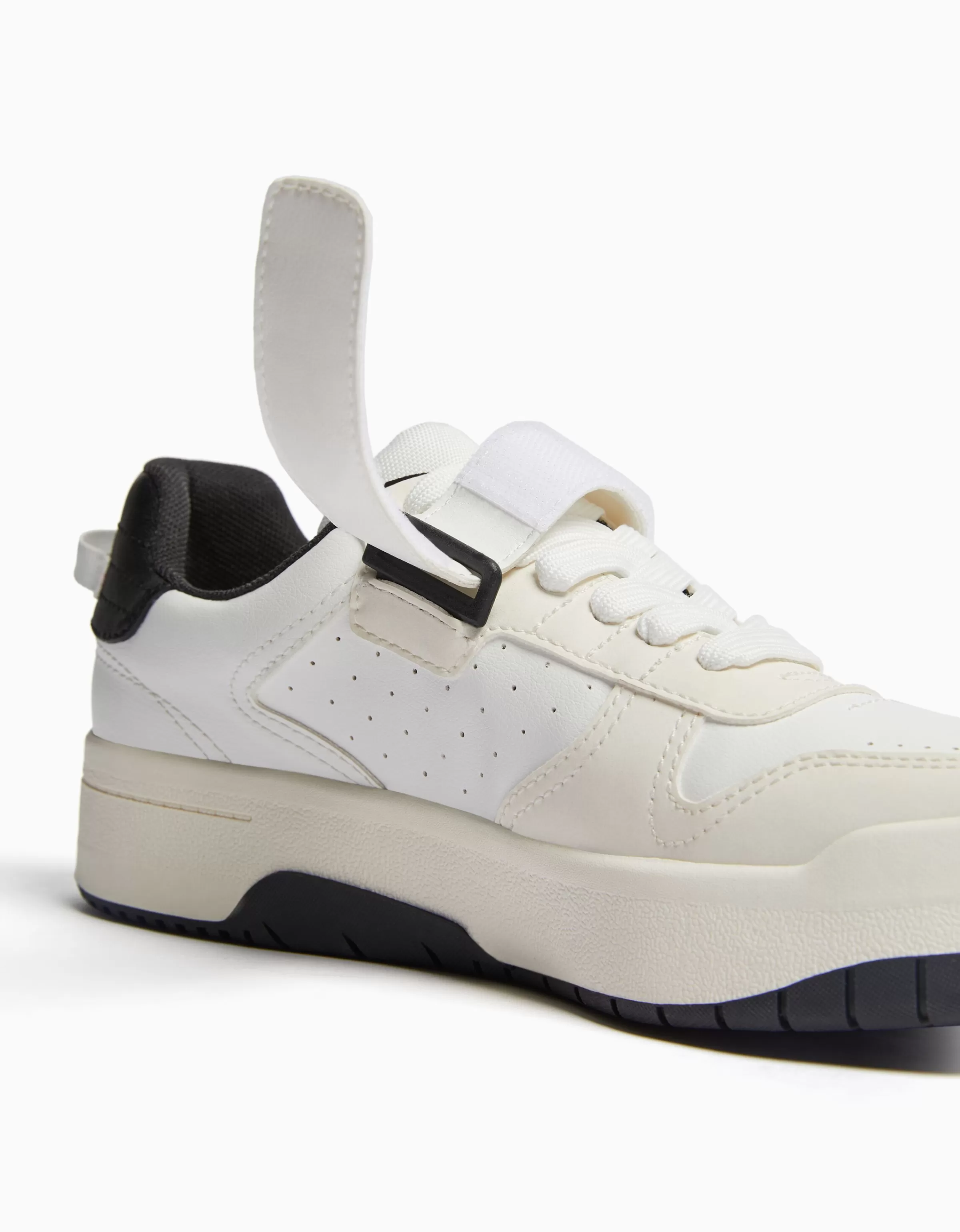 BERSHKA Sandali Traforati Bianchi con Fascia - Dettaglio Fresco e Minimalista per Look Estivi