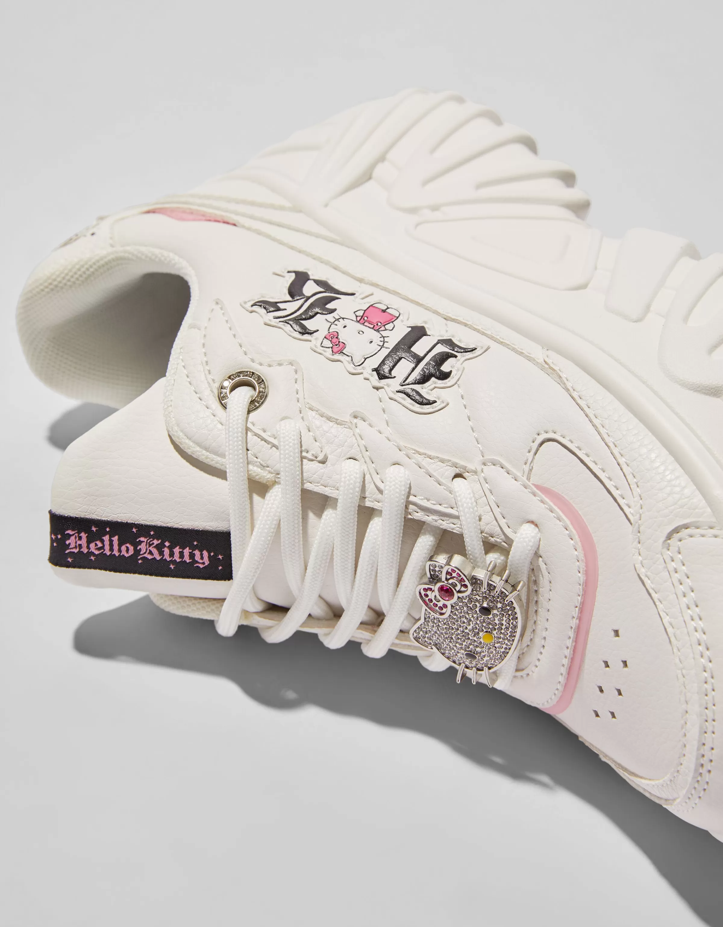 BERSHKA Cartoons × Hello Kitty - Sneakers con Plateau e Cristalli Limited Edition in Bianco