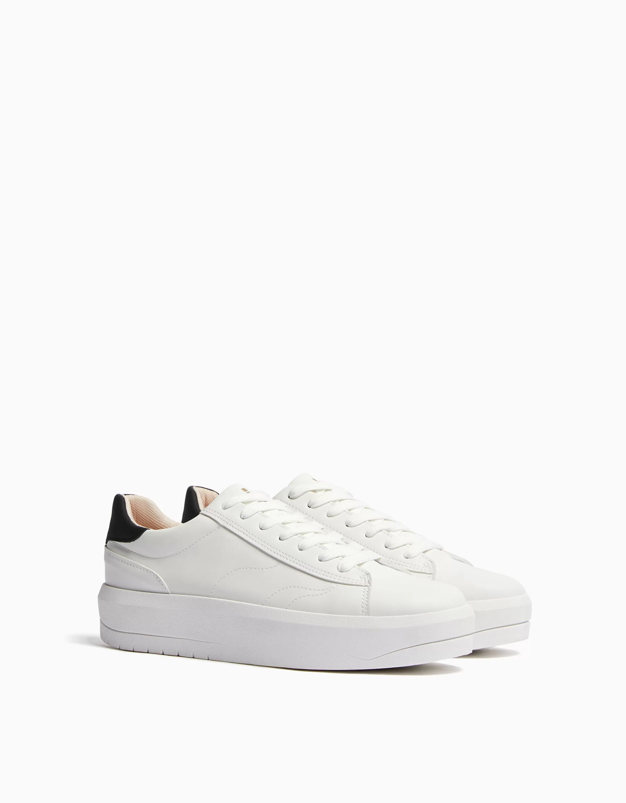 BERSHKA Tuta Sportiva Unisex con Scarpe Platform - Dettagli Colorati su Tacco Bianco, Outfit Casual per Stile Giovane e Dinamico