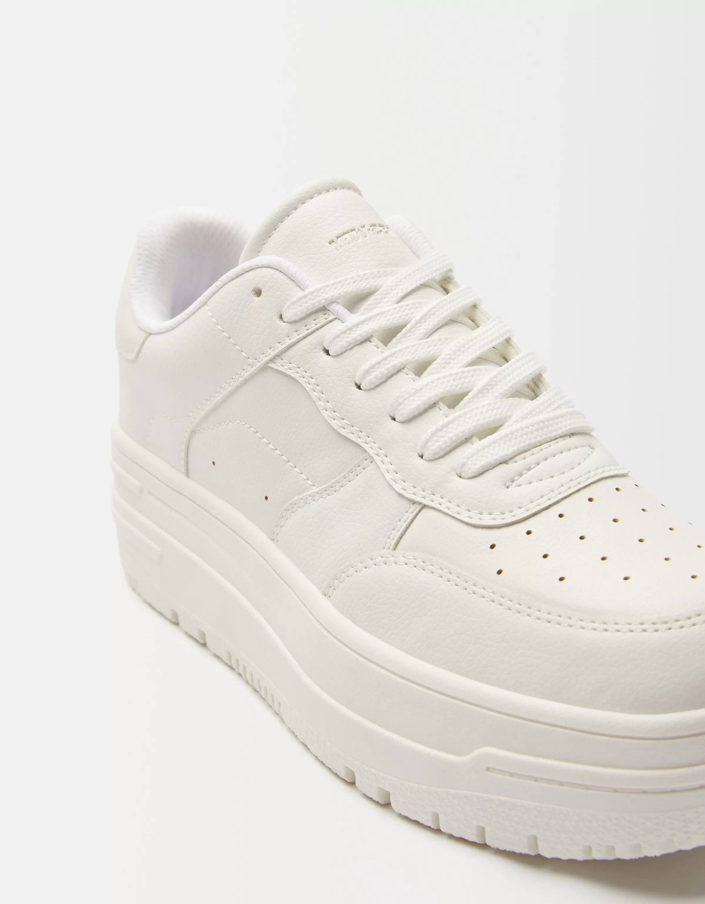 BERSHKA Sneakers Varsity Essential - Plateau rialzato in tinta unita bianco con dettaglio a coste laterali