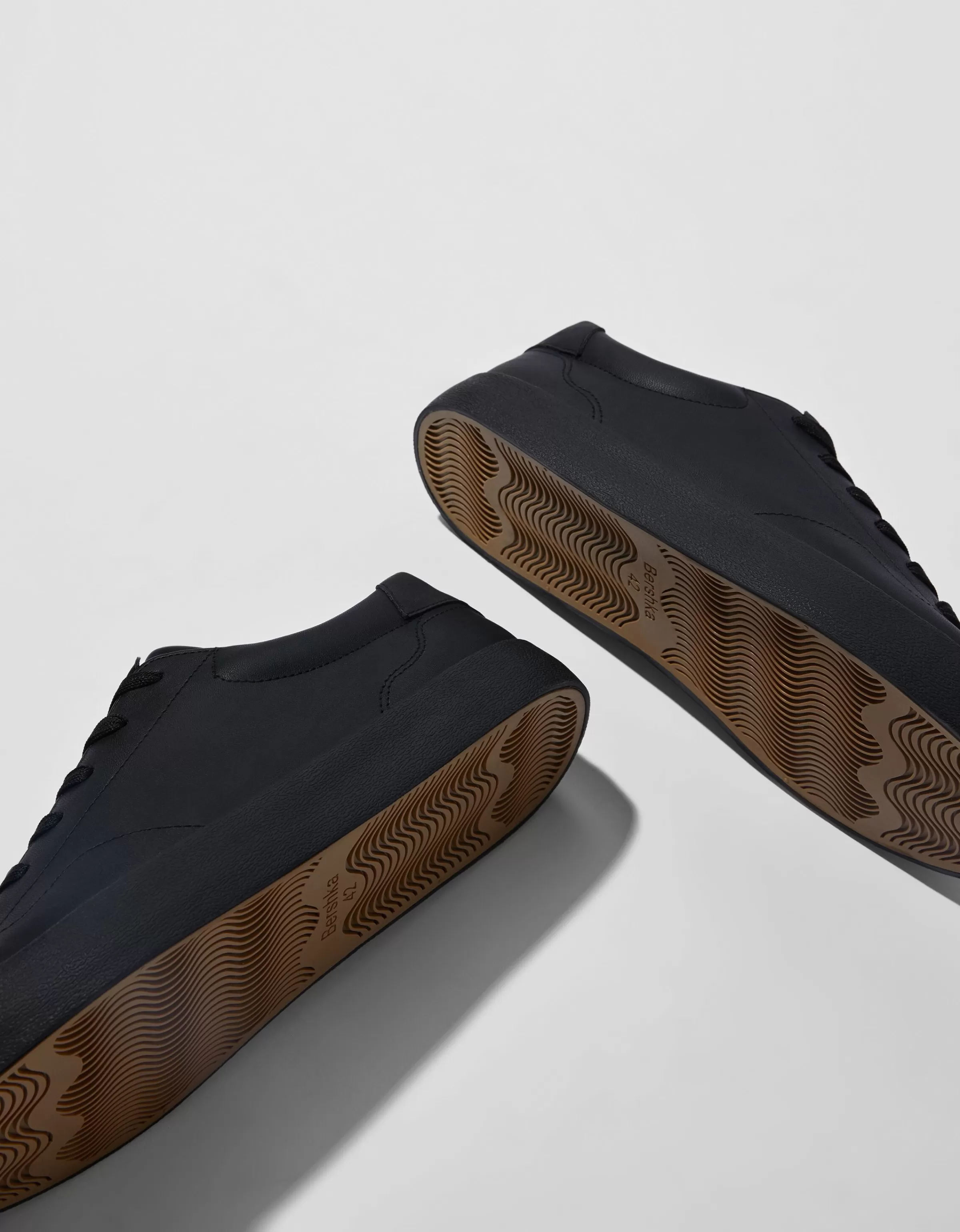 Scarpe da Ginnastica BERSHKA Uomo Essential - Sneaker Minimaliste in Tinta Unica Bianco Puro