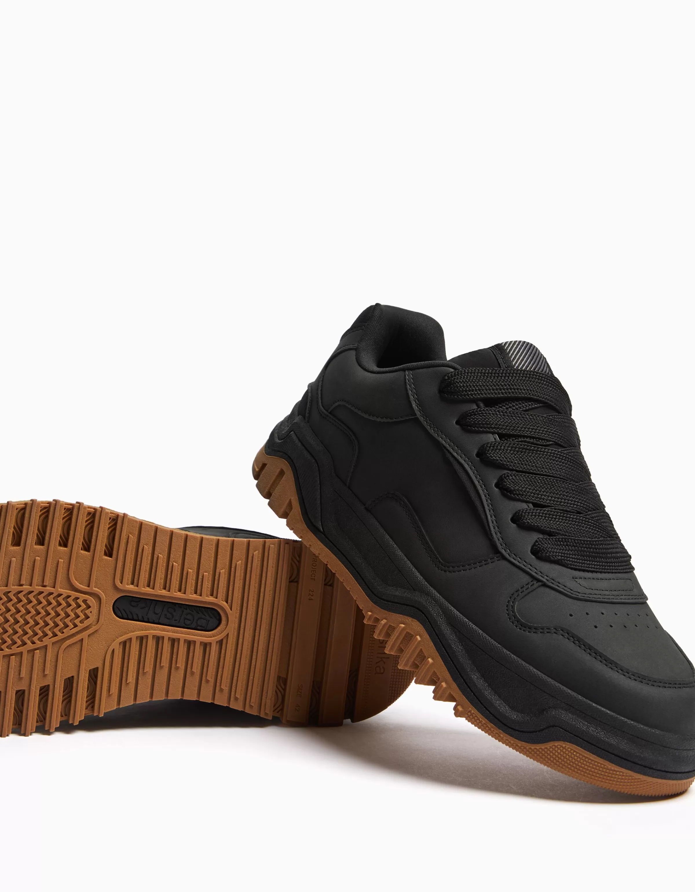 BERSHKA Basket Oversize da Uomo - Scarpe Sportive con Suola Rialzata e Design Moderno in Nero per Stile Casual Urbano