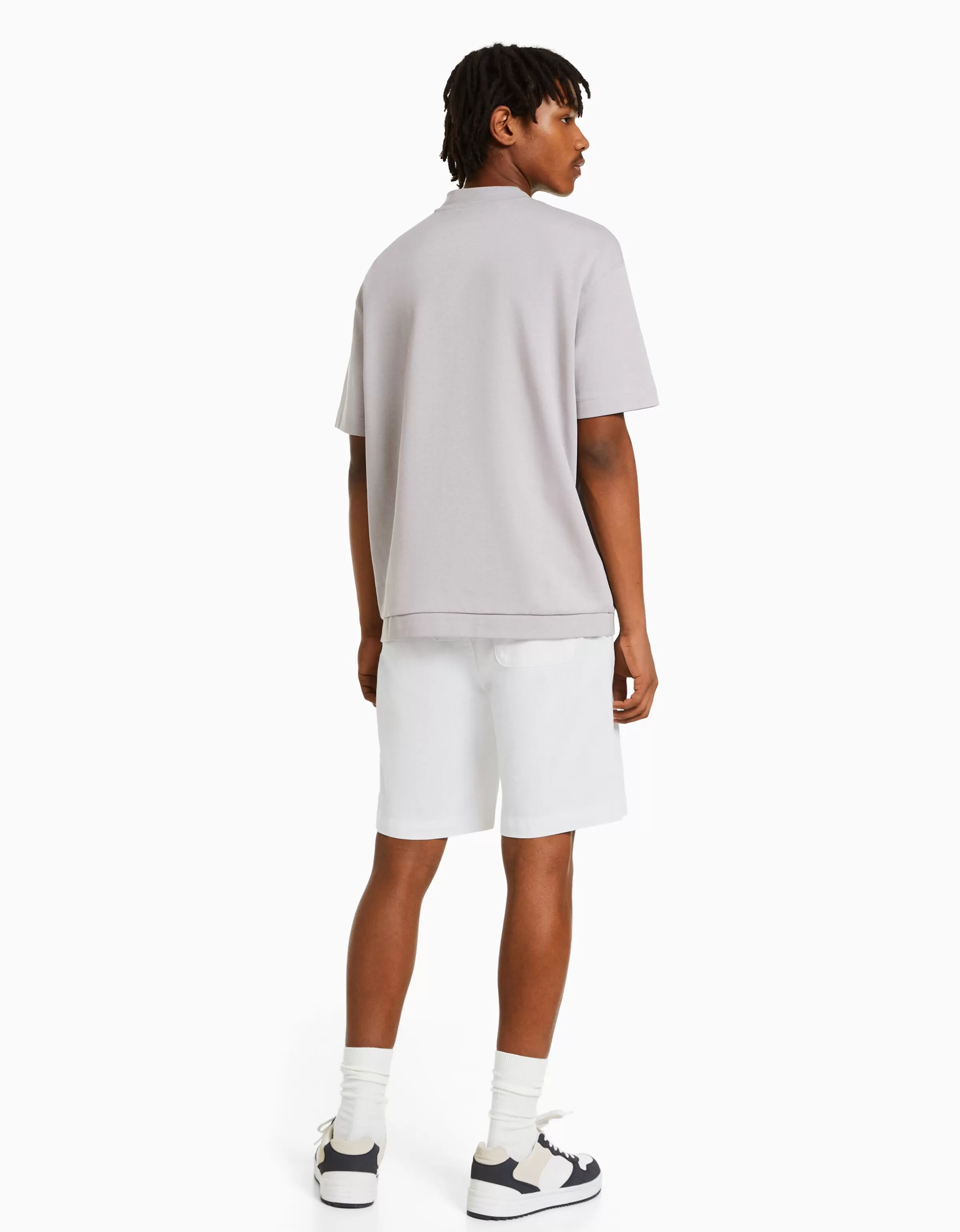 Pantaloncini cargo jogger BERSHKA in tessuto strutturato con dettagli vintage - Bianco lavato per look casual estivo