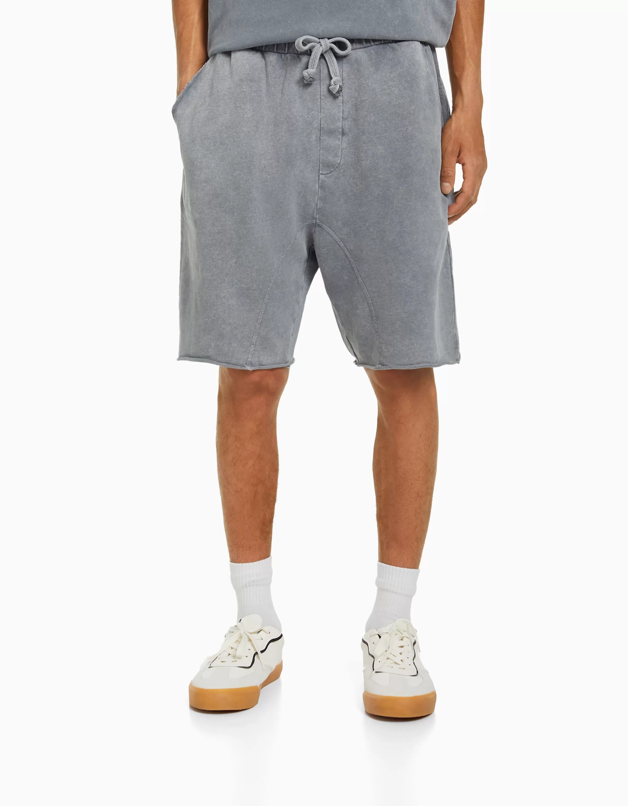 BERSHKA Completo Sportivo con Bermuda - Effetto Sbiadito in Pile Bianco