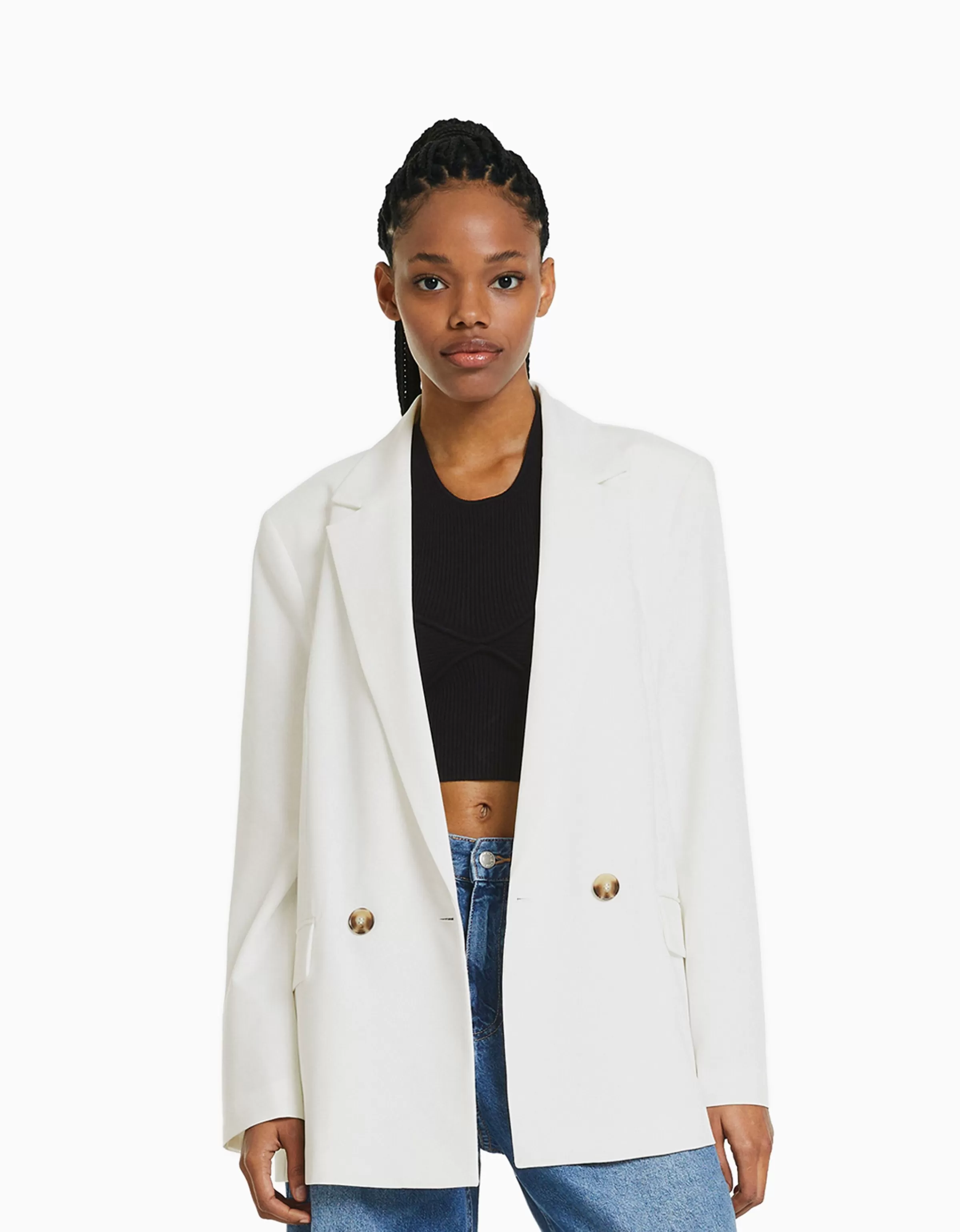 Giacca sartoriale Bershka con taglio croisé, vestibilità comoda e design femminile. Colore sabbia per un look elegante e versatile.