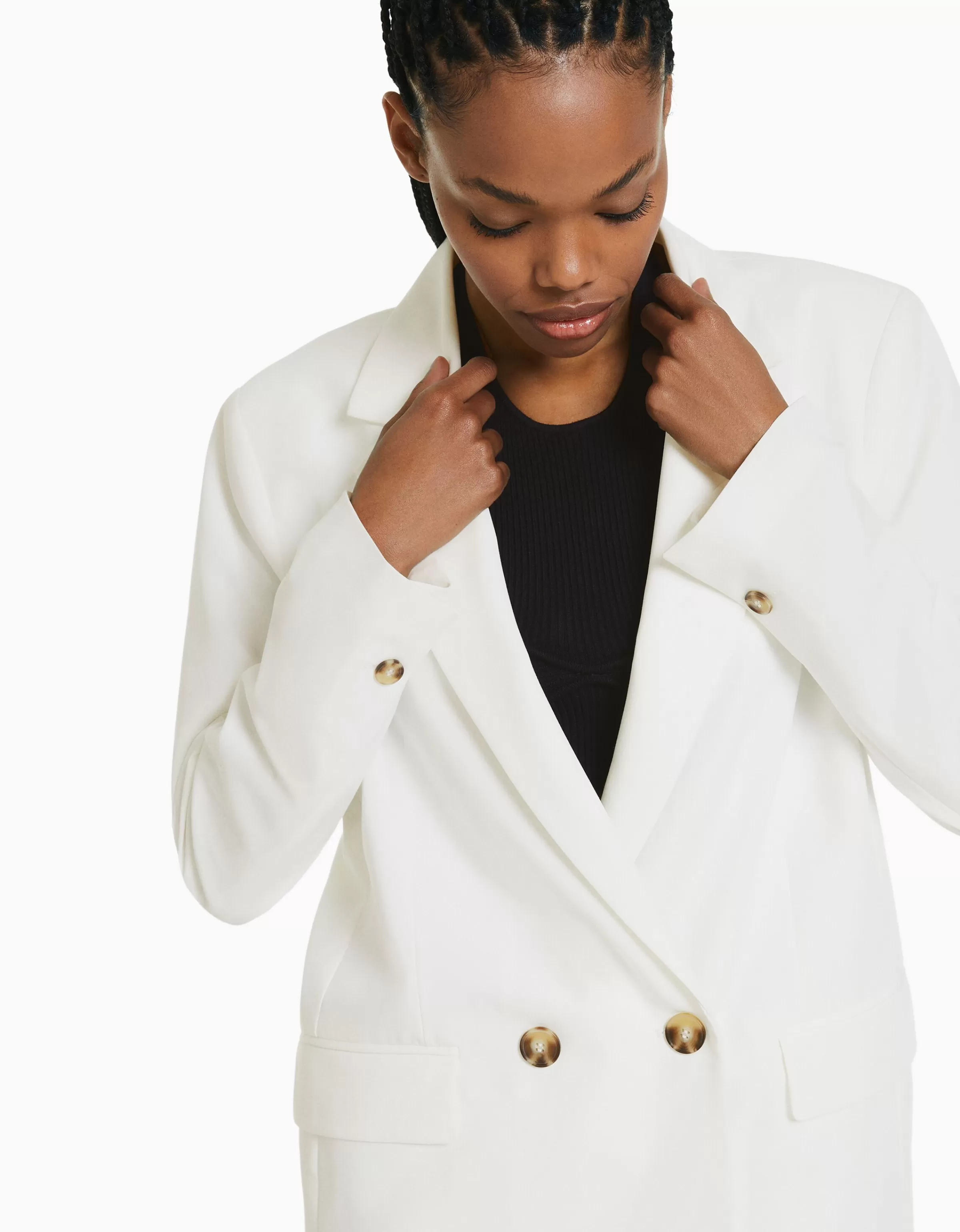 Giacca sartoriale Bershka con taglio croisé, vestibilità comoda e design femminile. Colore sabbia per un look elegante e versatile.