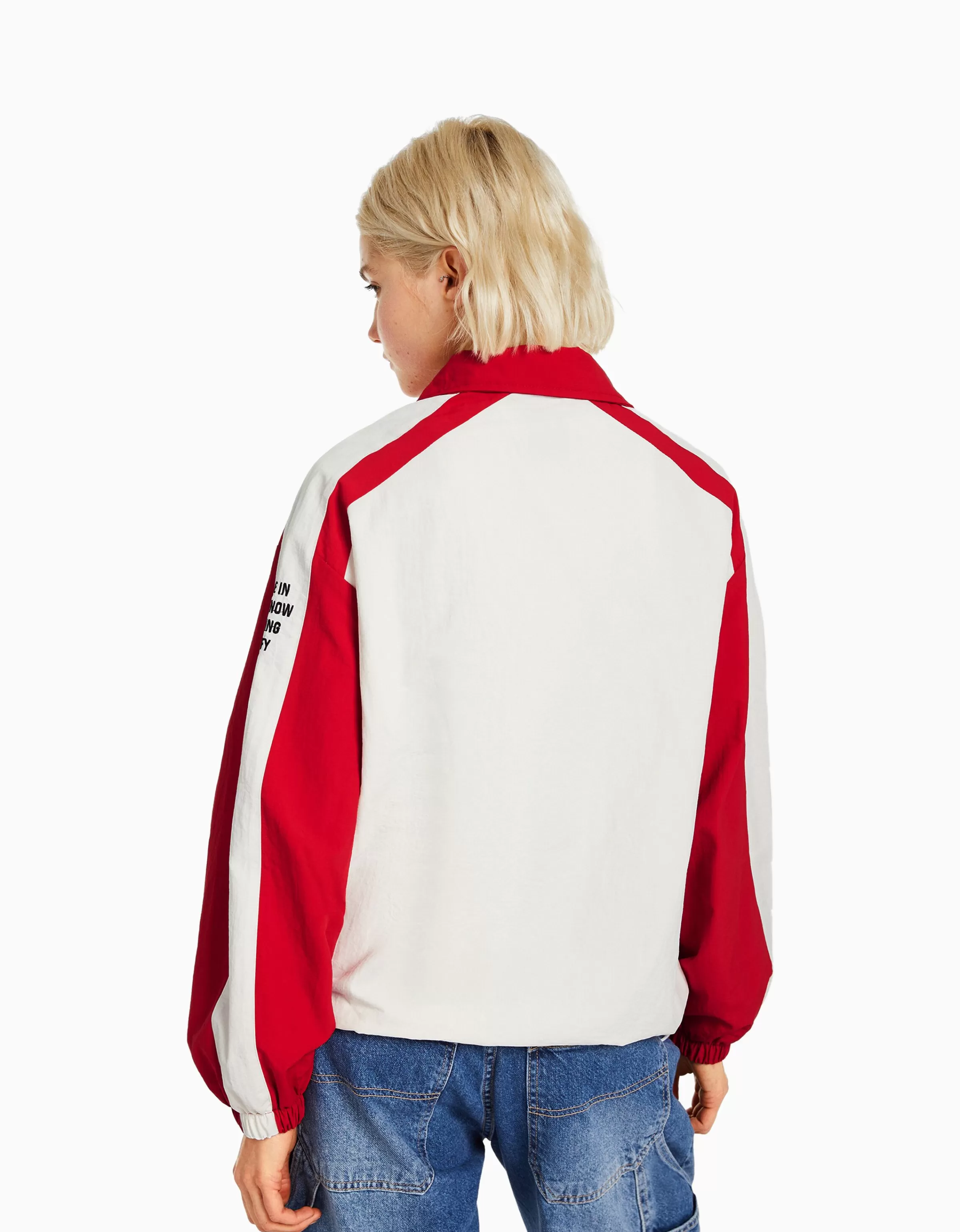 BERSHKA - Giubbotto casual con strisce contrastanti blu marino per un look streetwear

(，