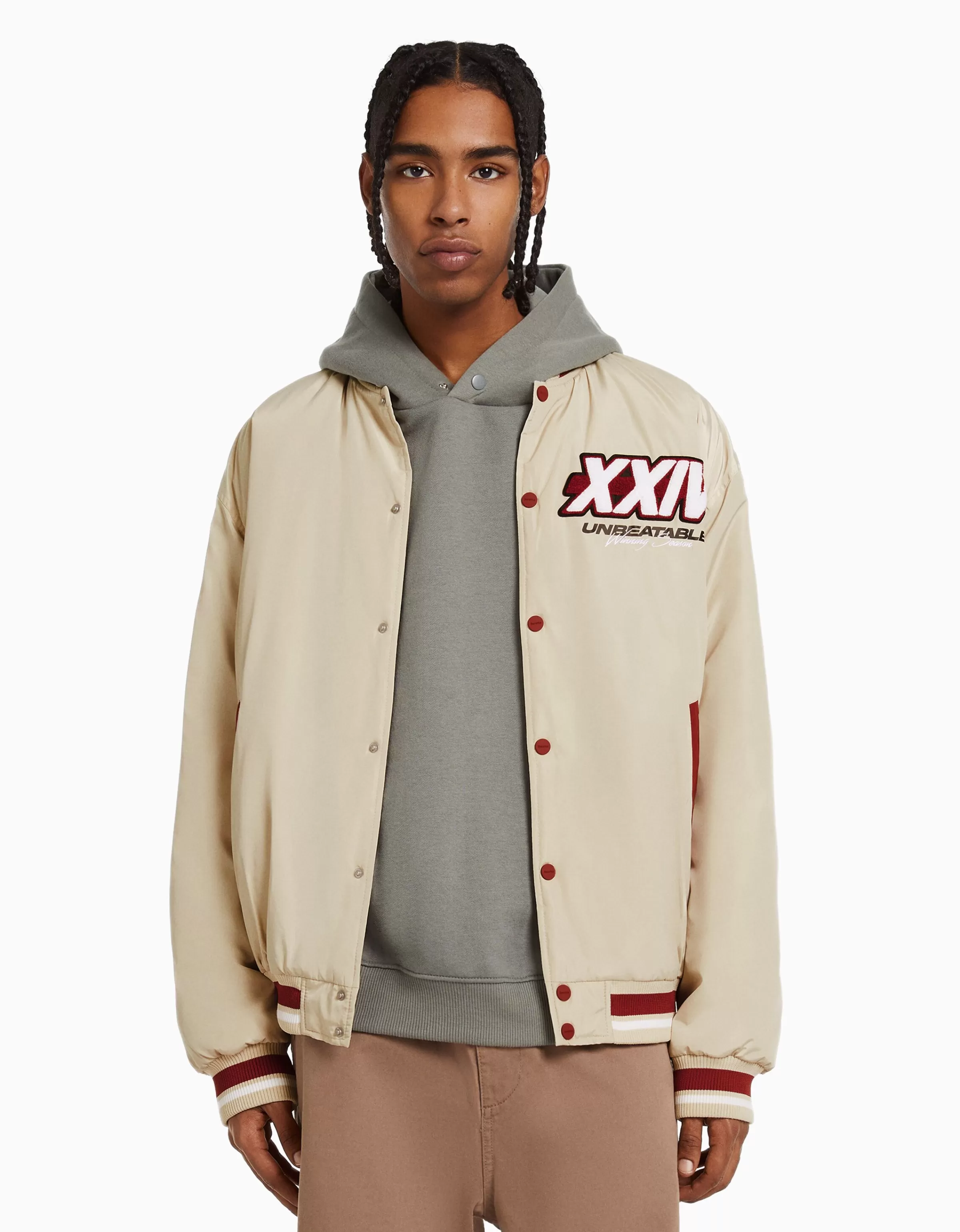 Giubbotto bomber verde militare imbottito con stampe urban, stile casual Bershka per look invernali