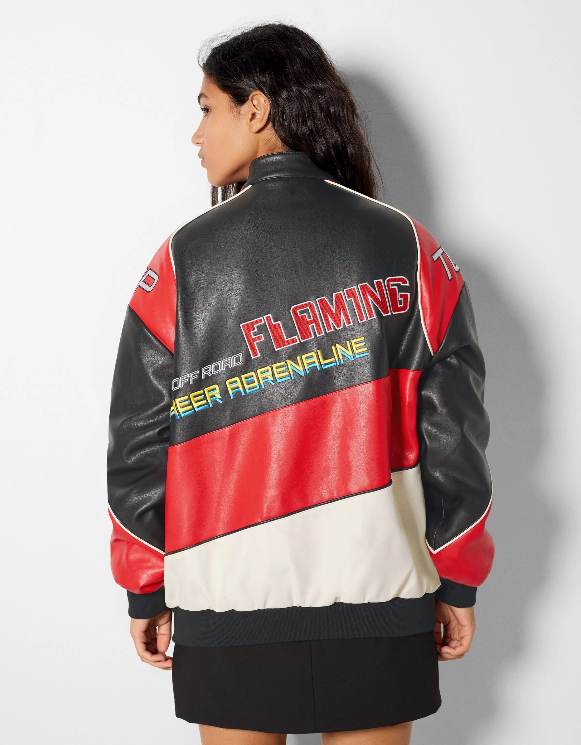 Bershka Giaccone bomber in similpelle con dettagli racing - Rosso intenso per uno stile audace