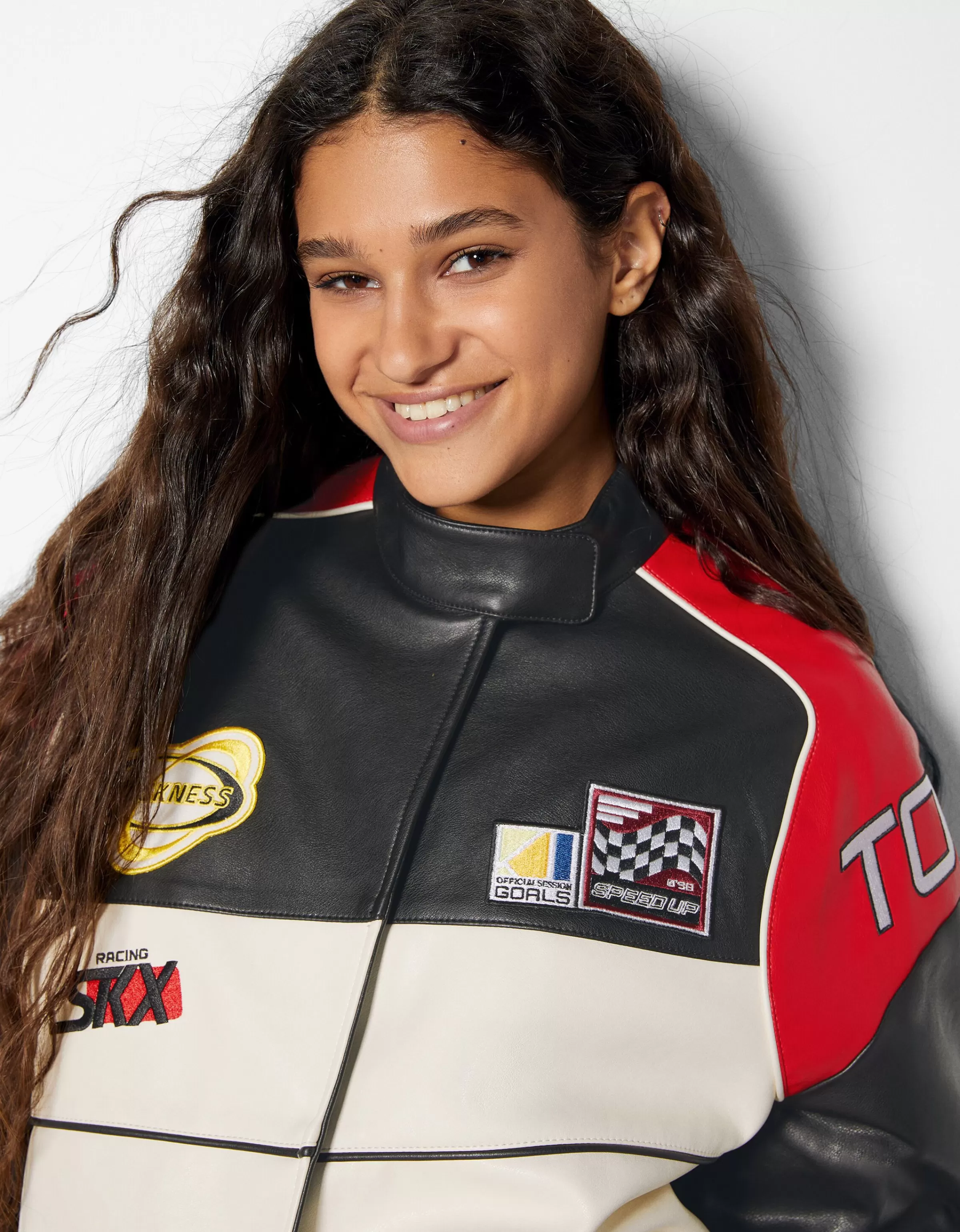 Bershka Giaccone bomber in similpelle con dettagli racing - Rosso intenso per uno stile audace