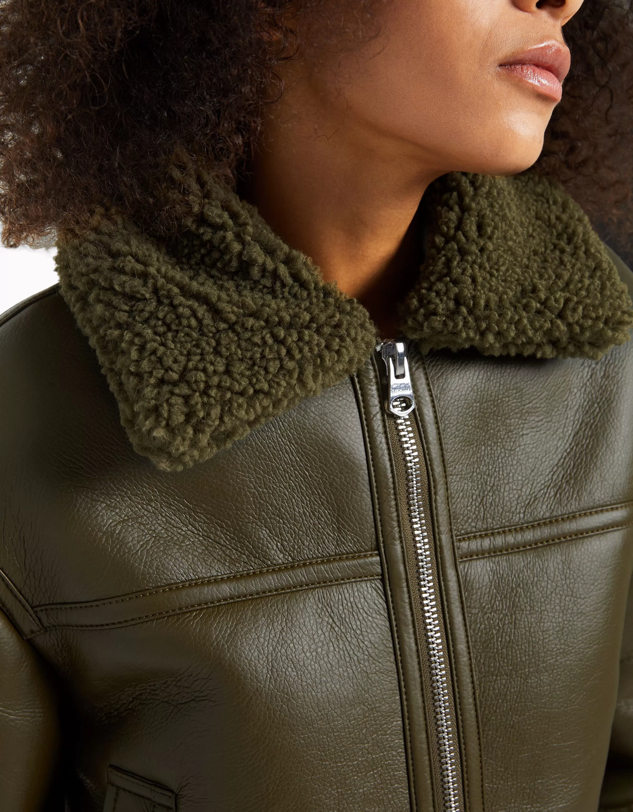 Giubbotto BERSHKA in ecopelle bicolore - Versatile giacca corta verde militare con rivestimento interno coordinato

（：：1.  2. 