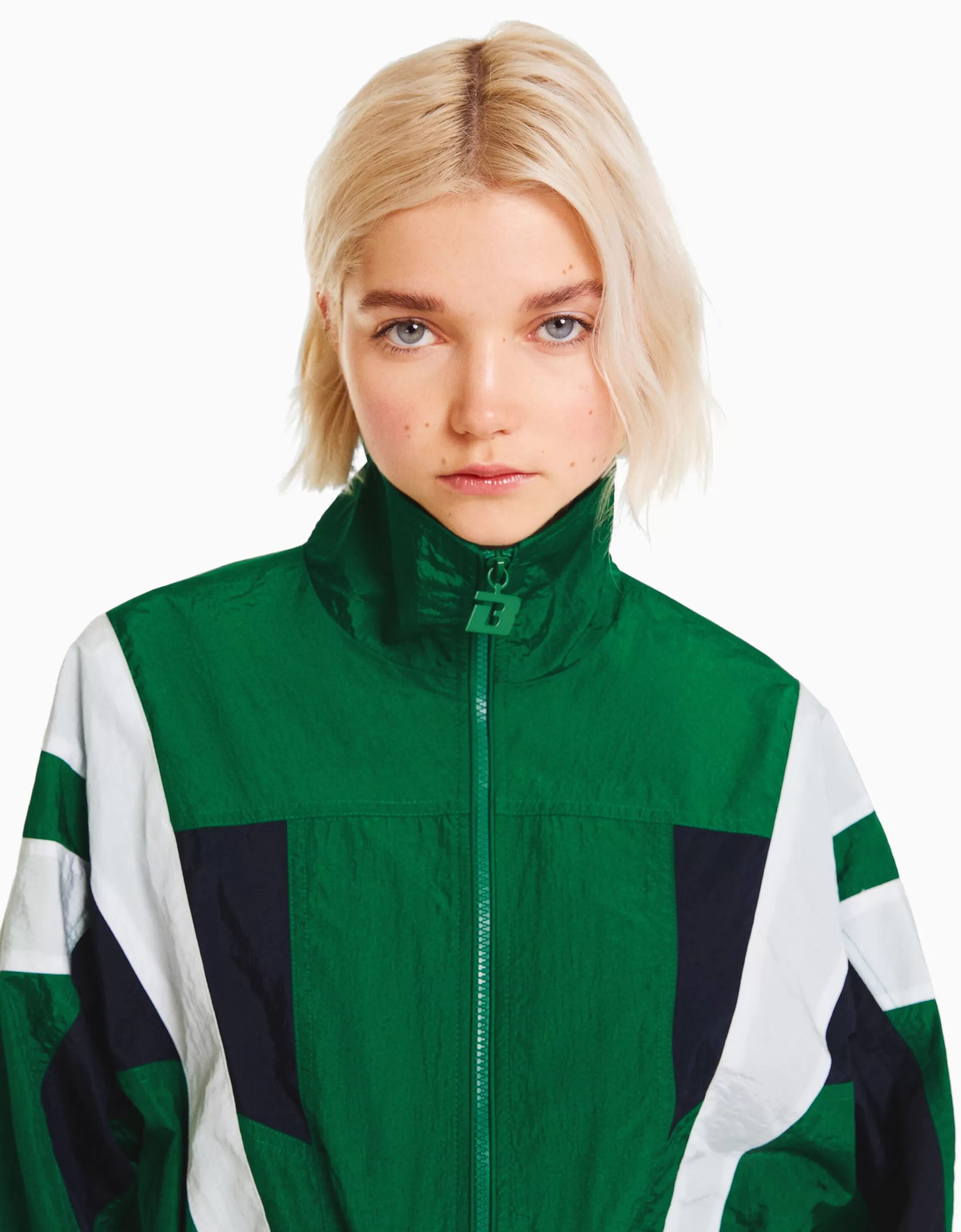 BERSHKA - Giubbotto Crop in Nylon Verde con Contrasti Colorati Stile Urbano