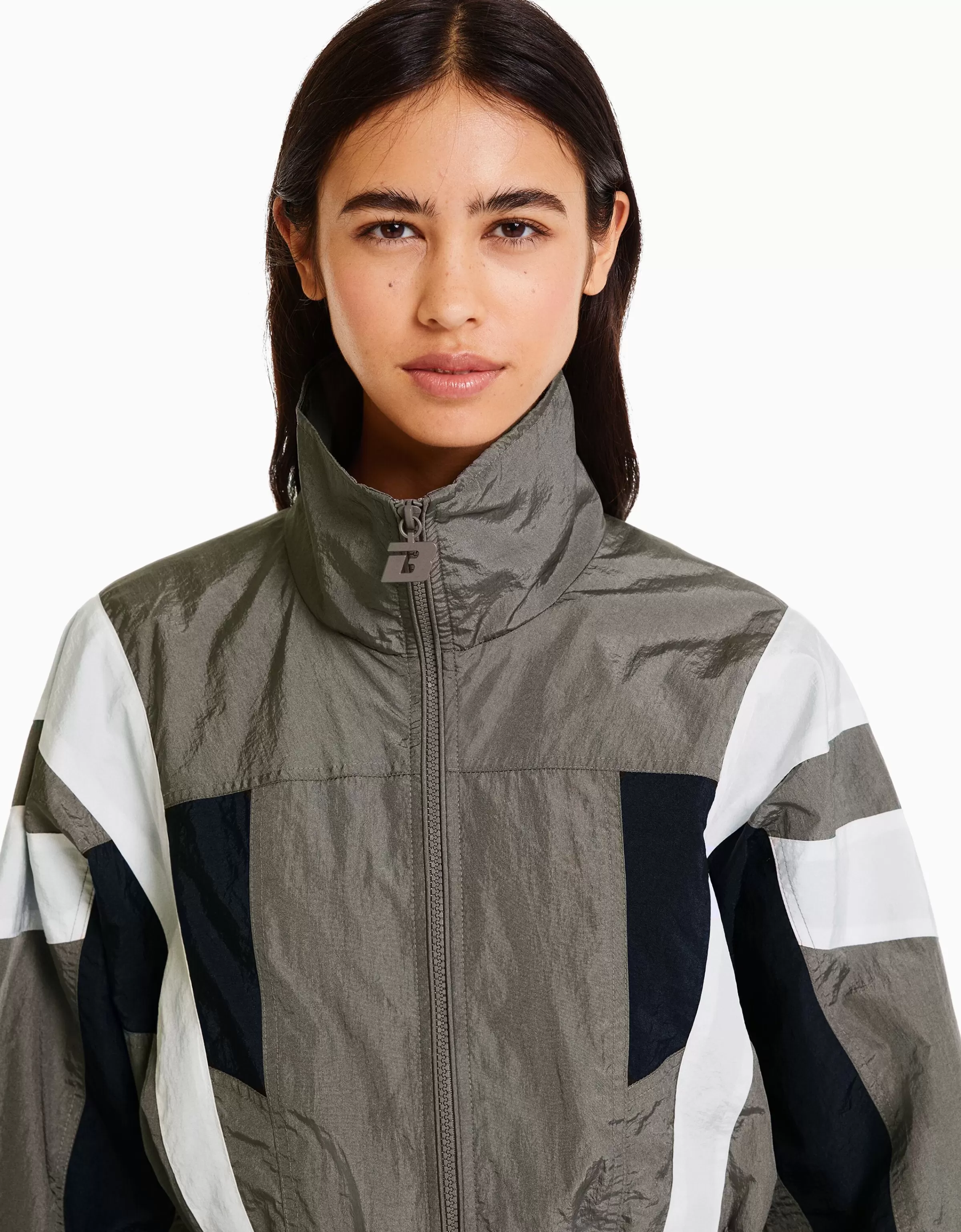 Giubbino corto BERSHKA in nylon con contrasti cromatici - Verde militare ultraleggero

，（