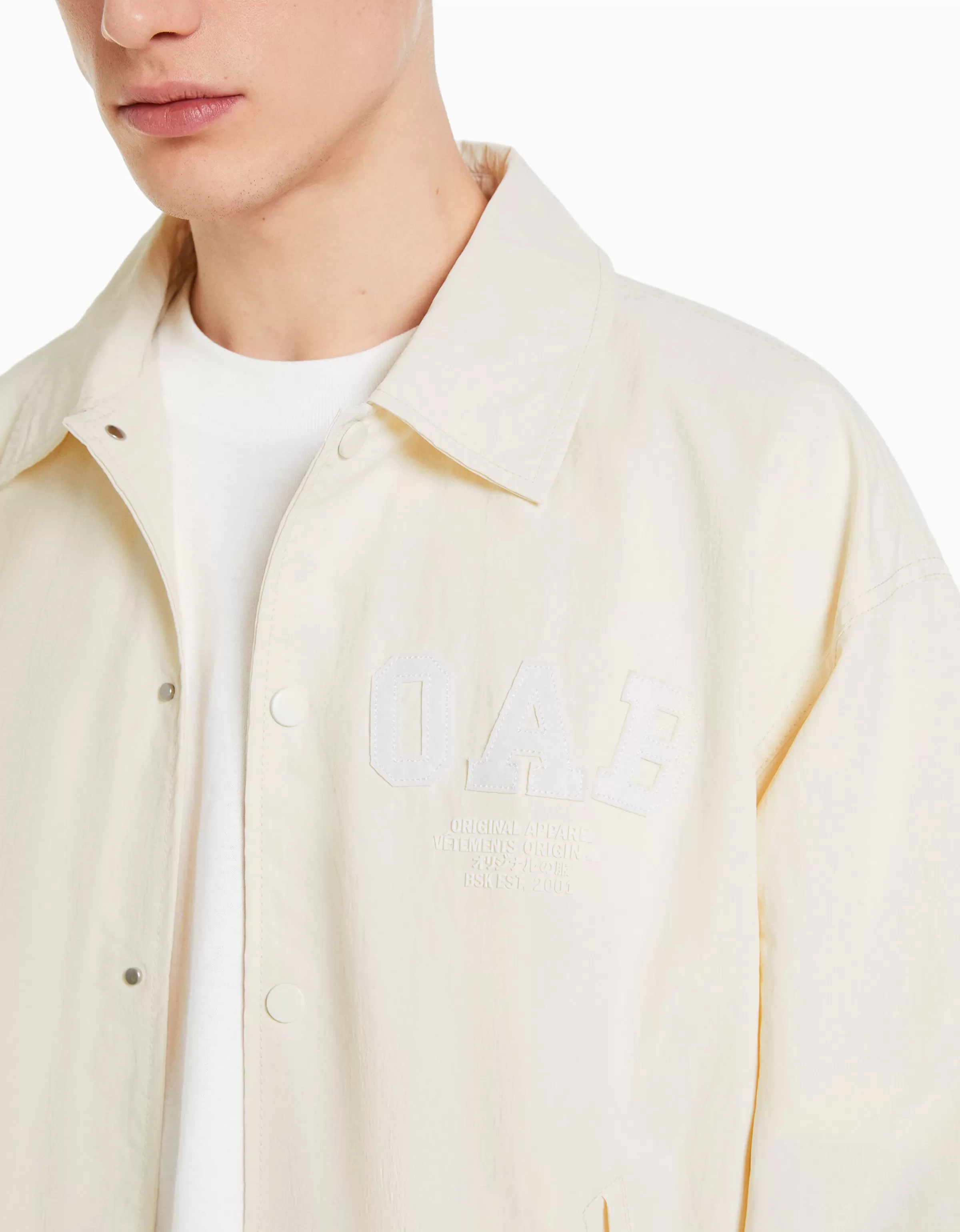 BERSHKA Giacche Primavera 2024 | Giubbotto leggero blu marino con finiture tecniche e design moderno