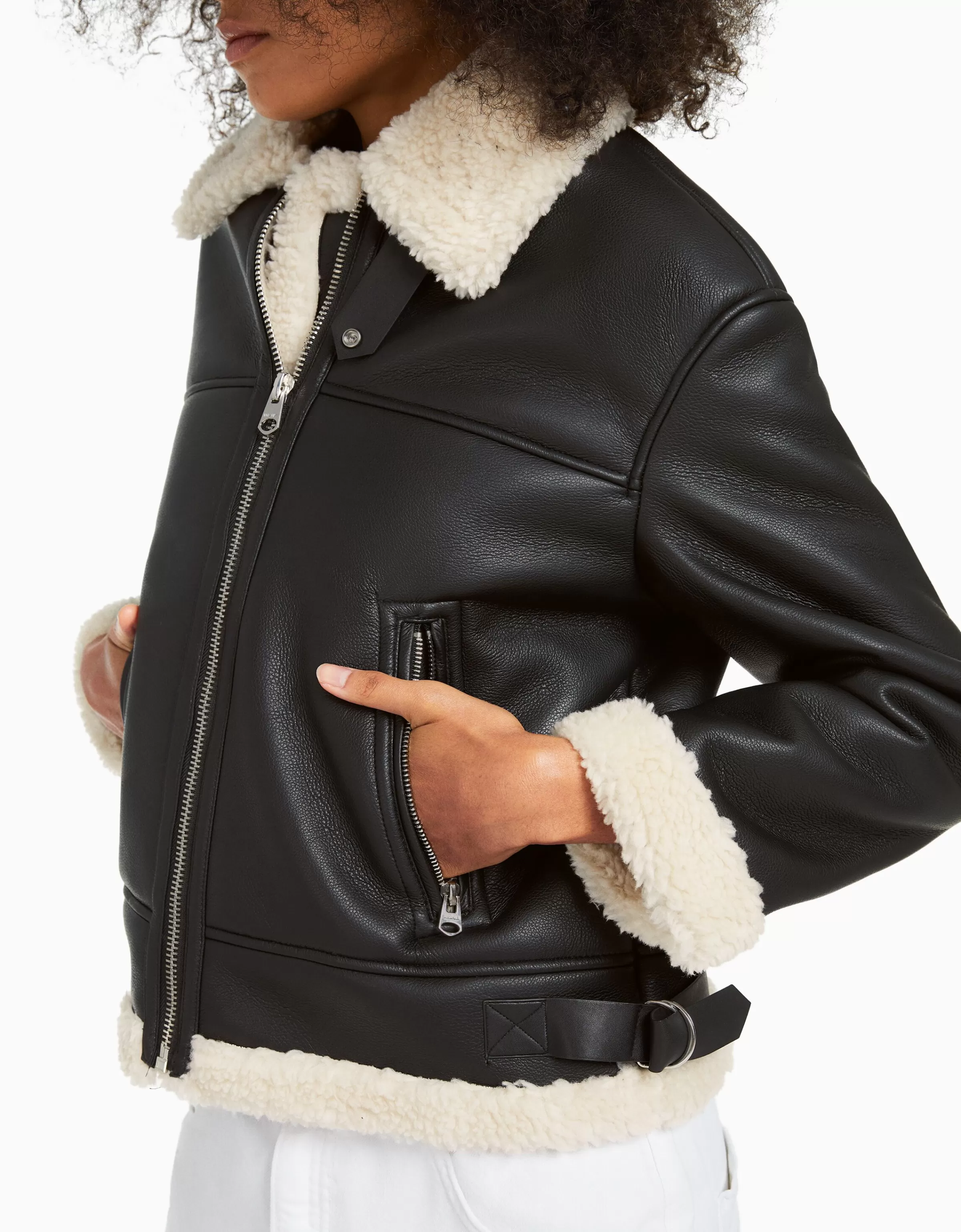 Giacca in Ecopelle Bershka Lunga Due Facce - Nero Intenso con Rivestimento Doppio, Design Moderno per un Look Versatile
