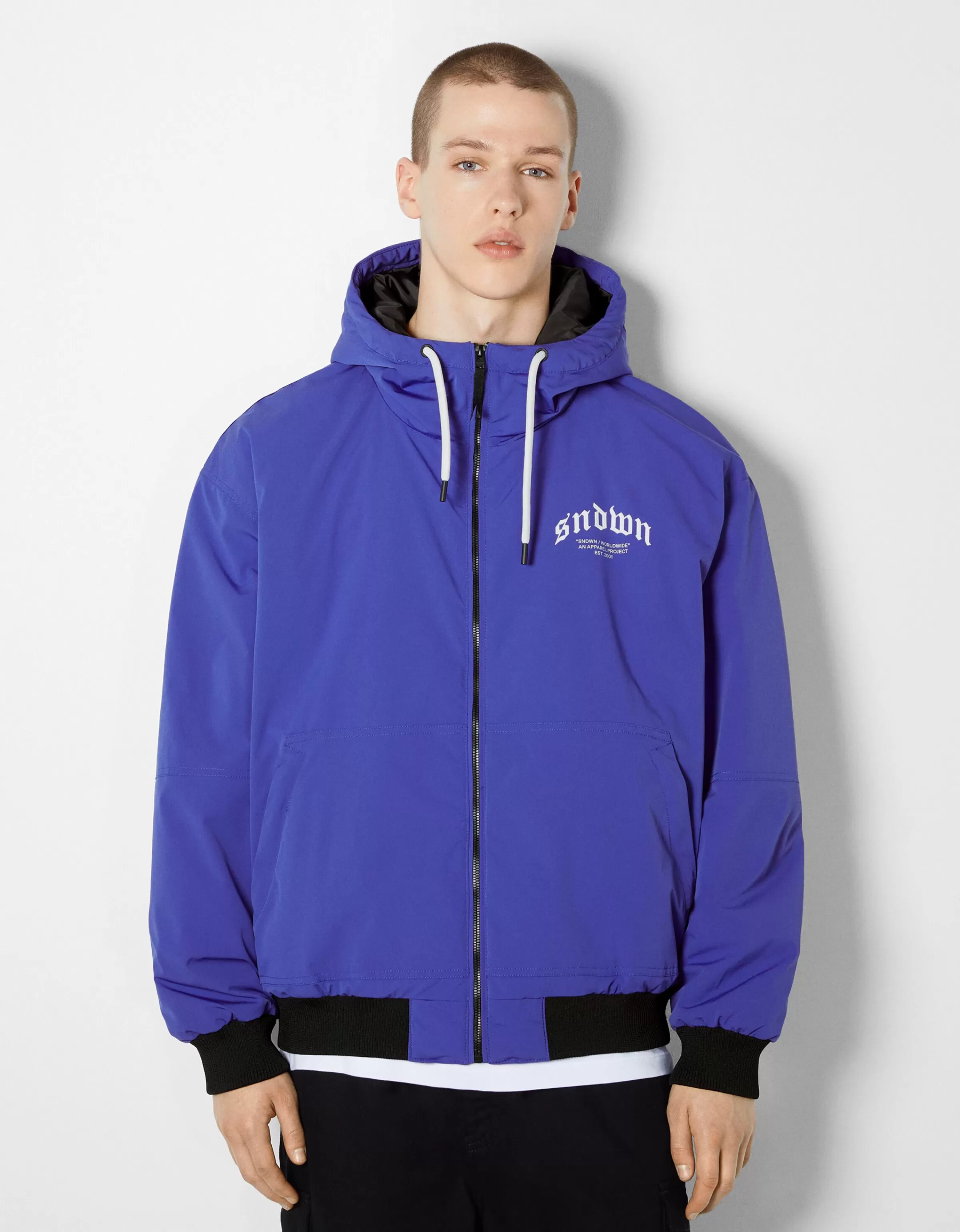 BERSHKA Giacche e Cappotti | Giubbotto imbottito con cappuccio in tessuto trapuntato, stampa decorativa e nuance Blu intenso per look urbani