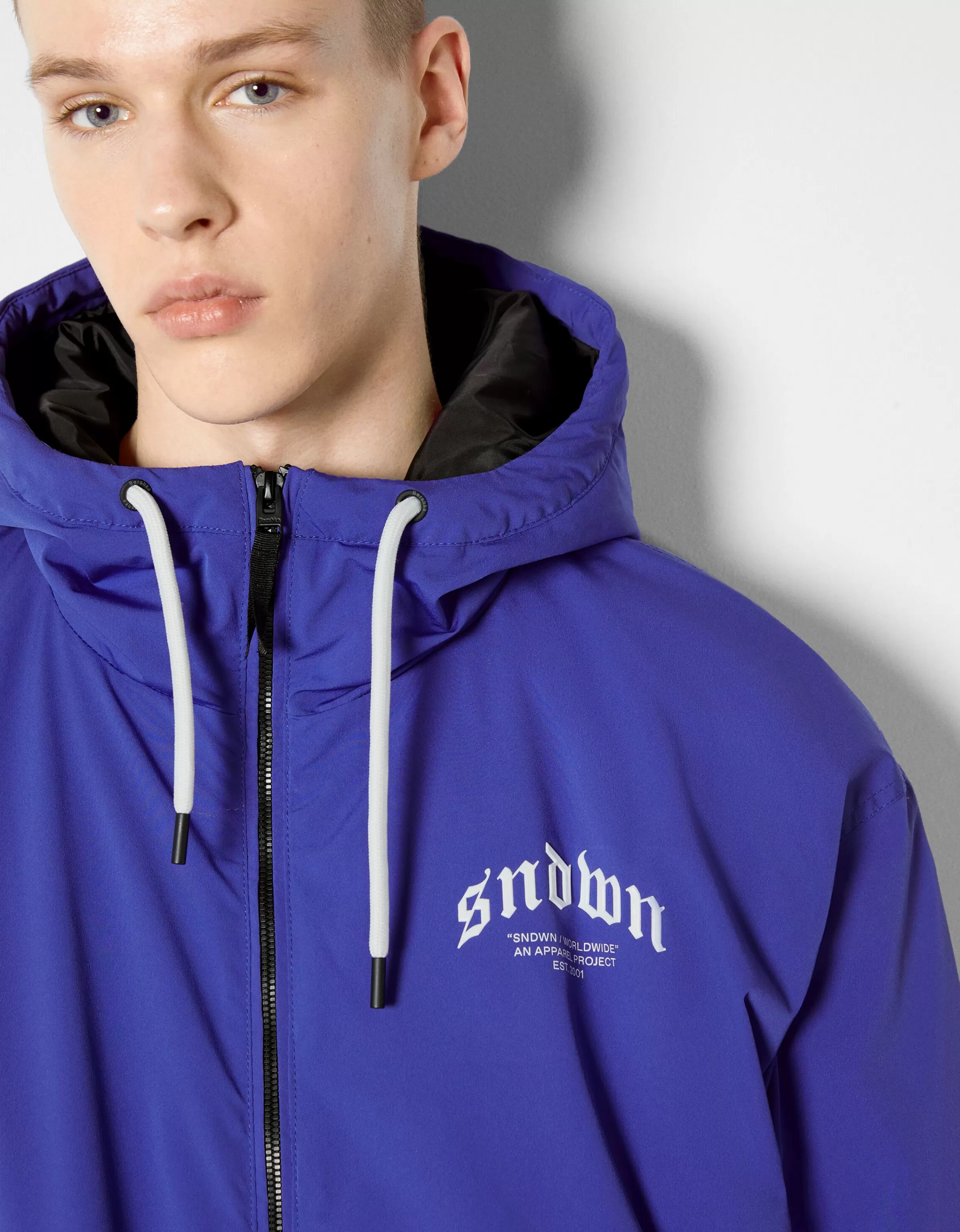 BERSHKA Giacche e Cappotti | Giubbotto imbottito con cappuccio in tessuto trapuntato, stampa decorativa e nuance Blu intenso per look urbani