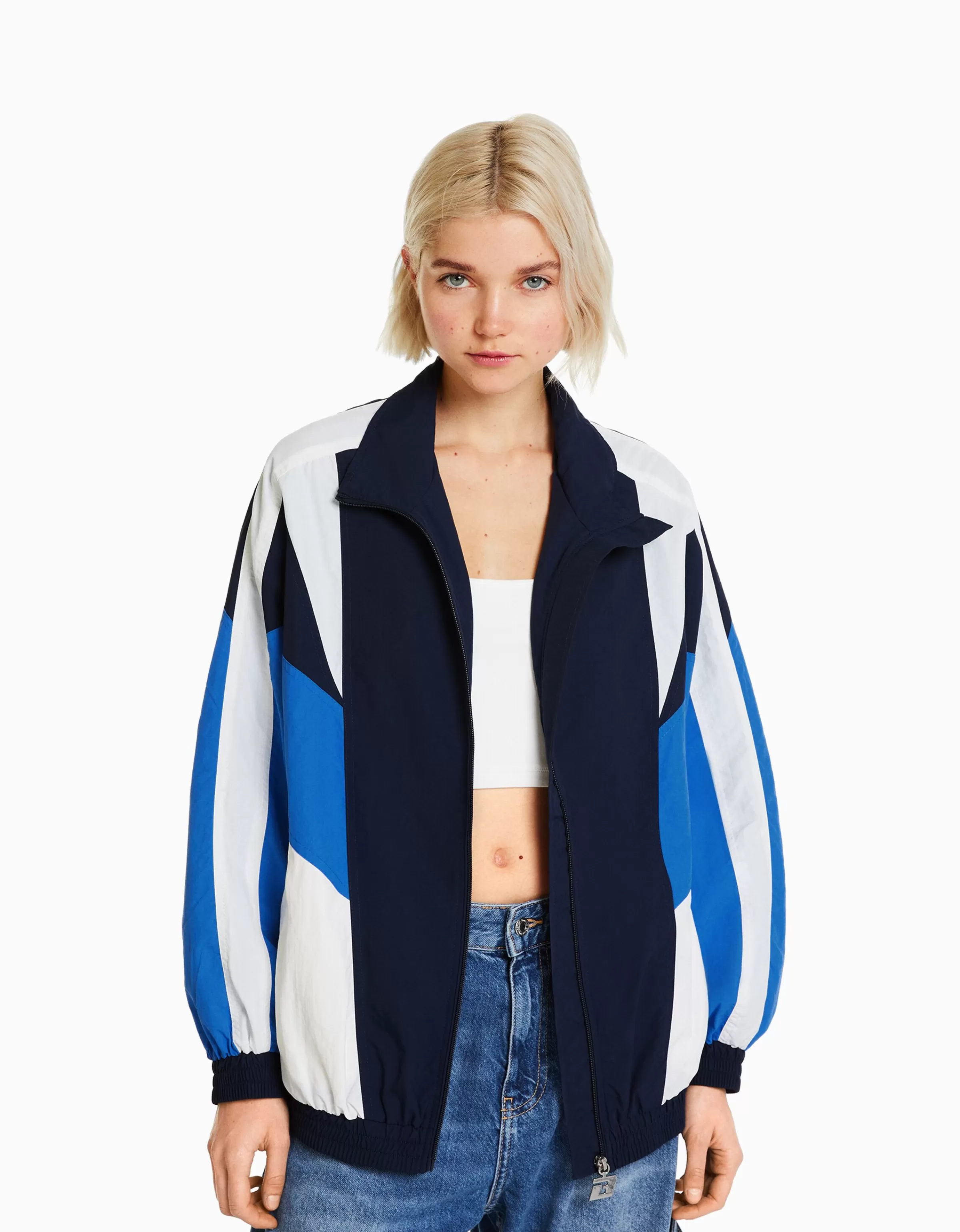 BERSHKA Abbigliamento | Giacca oversize in nylon con contrasti blu e dettagli colorati, stile urbano moderno
