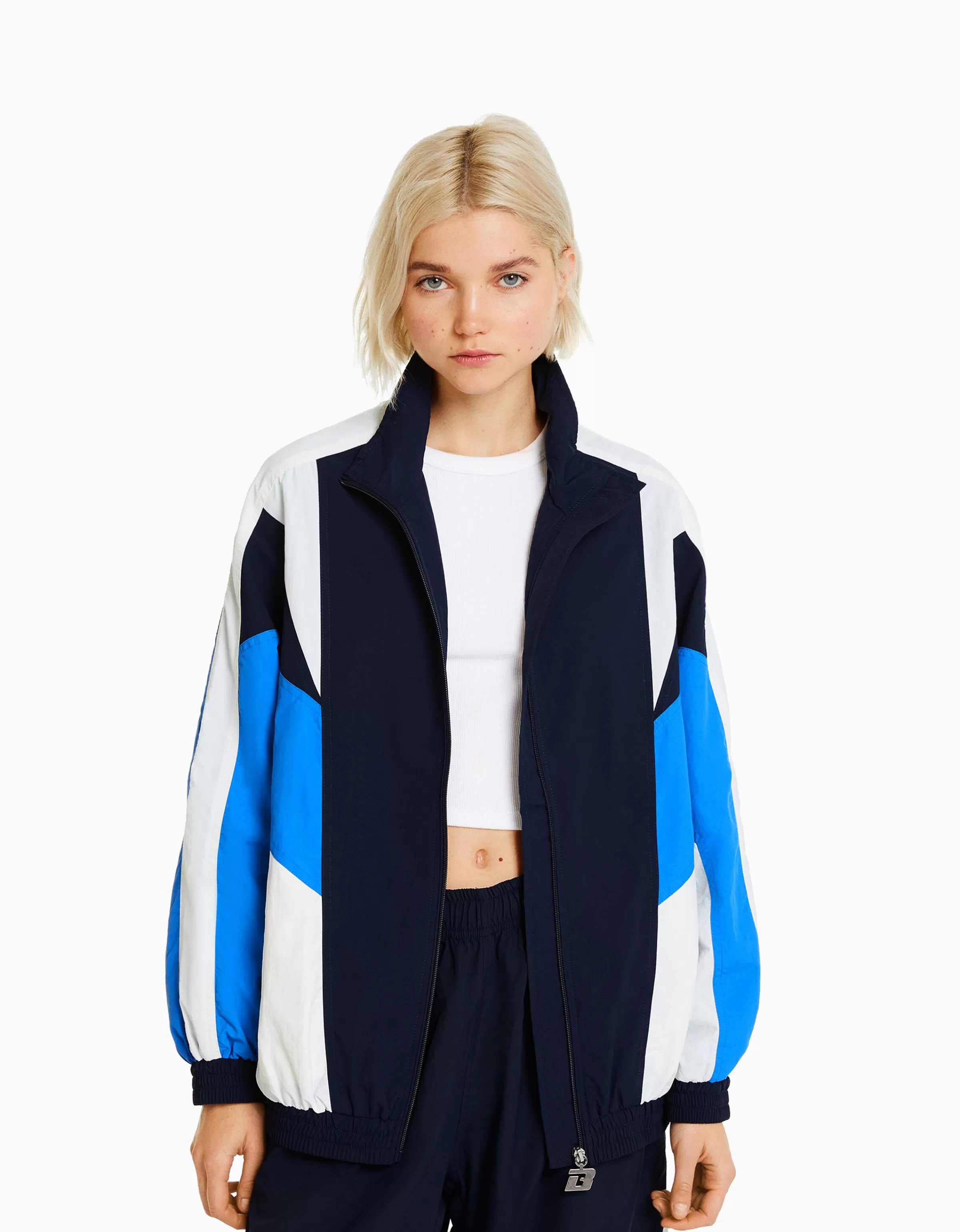 Bershka Giubbotto oversize in nylon con inserti colorblock - Tonalità blu intenso per uno stile urban contemporaneo