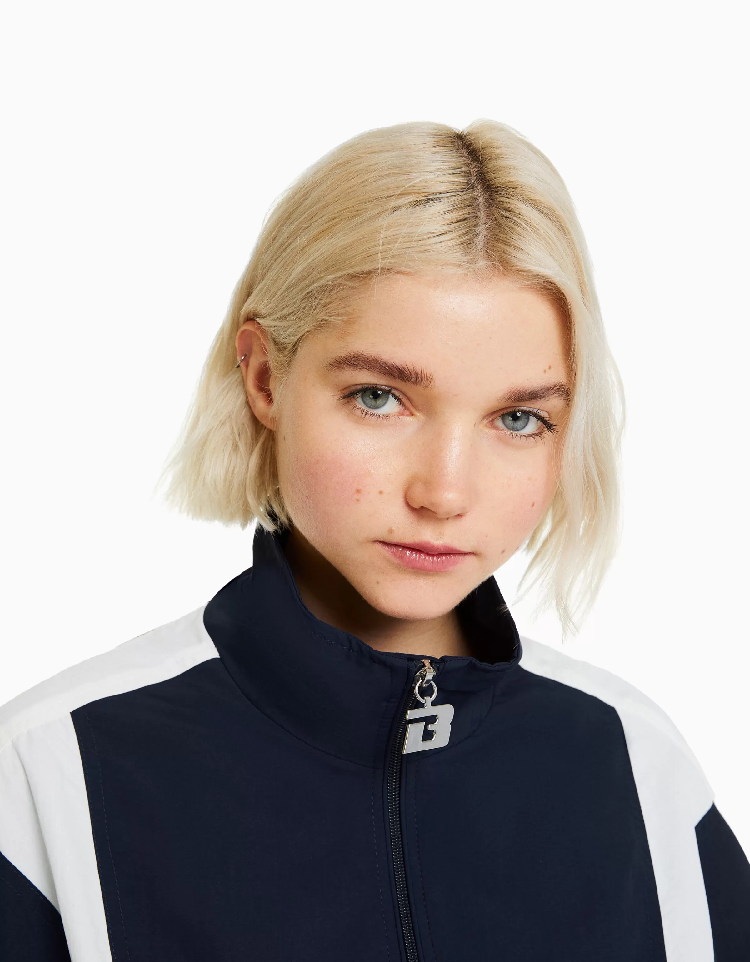 BERSHKA Abbigliamento | Giacca oversize in nylon con contrasti blu e dettagli colorati, stile urbano moderno