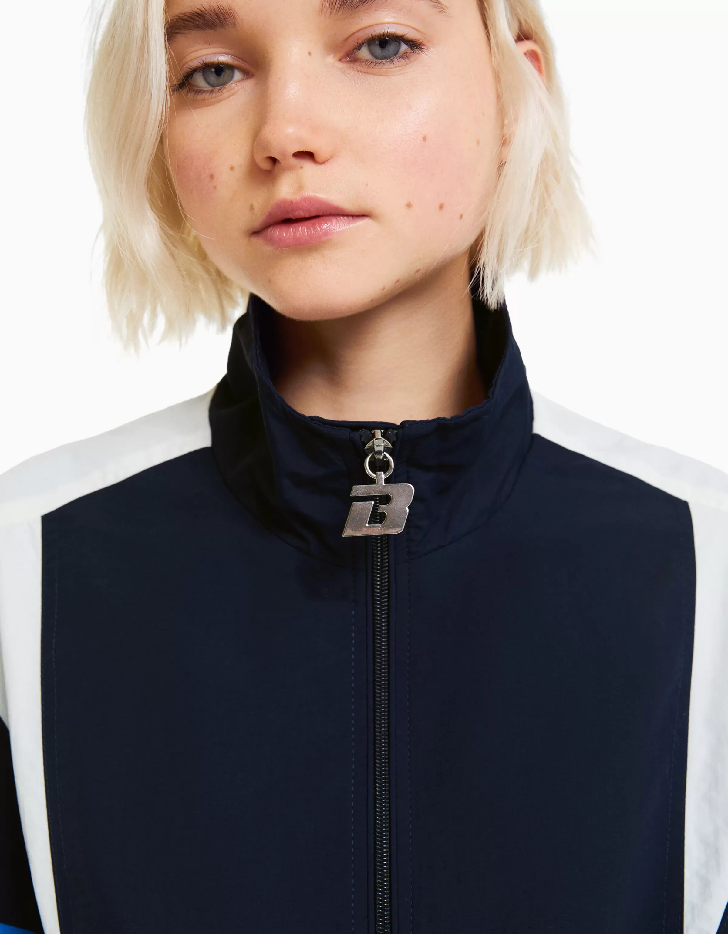 Bershka Giubbotto oversize in nylon con inserti colorblock - Tonalità blu intenso per uno stile urban contemporaneo