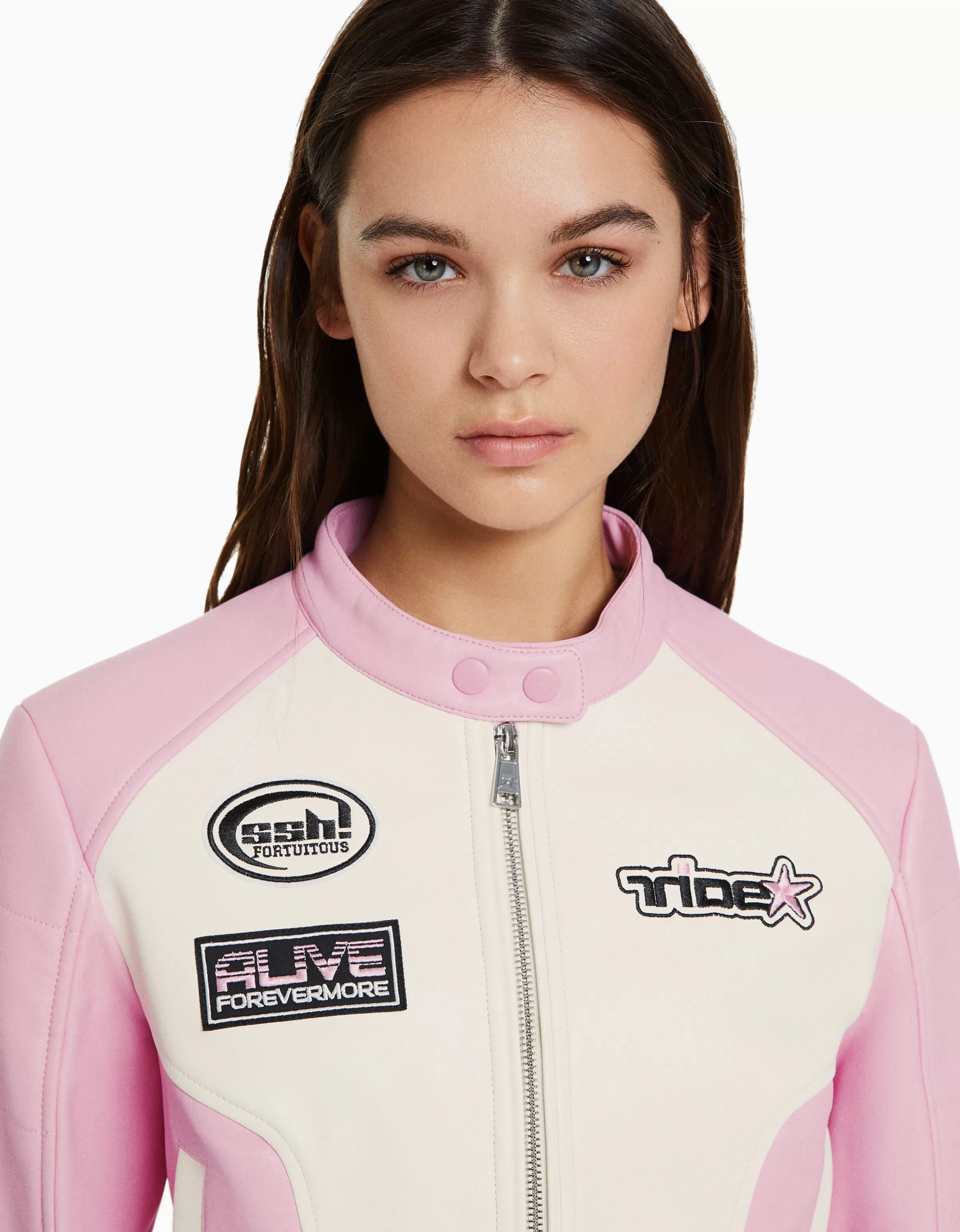 BERSHKA Giacca corta in ecopelle rosa con motivi racing, stile audace e taglio trendy
