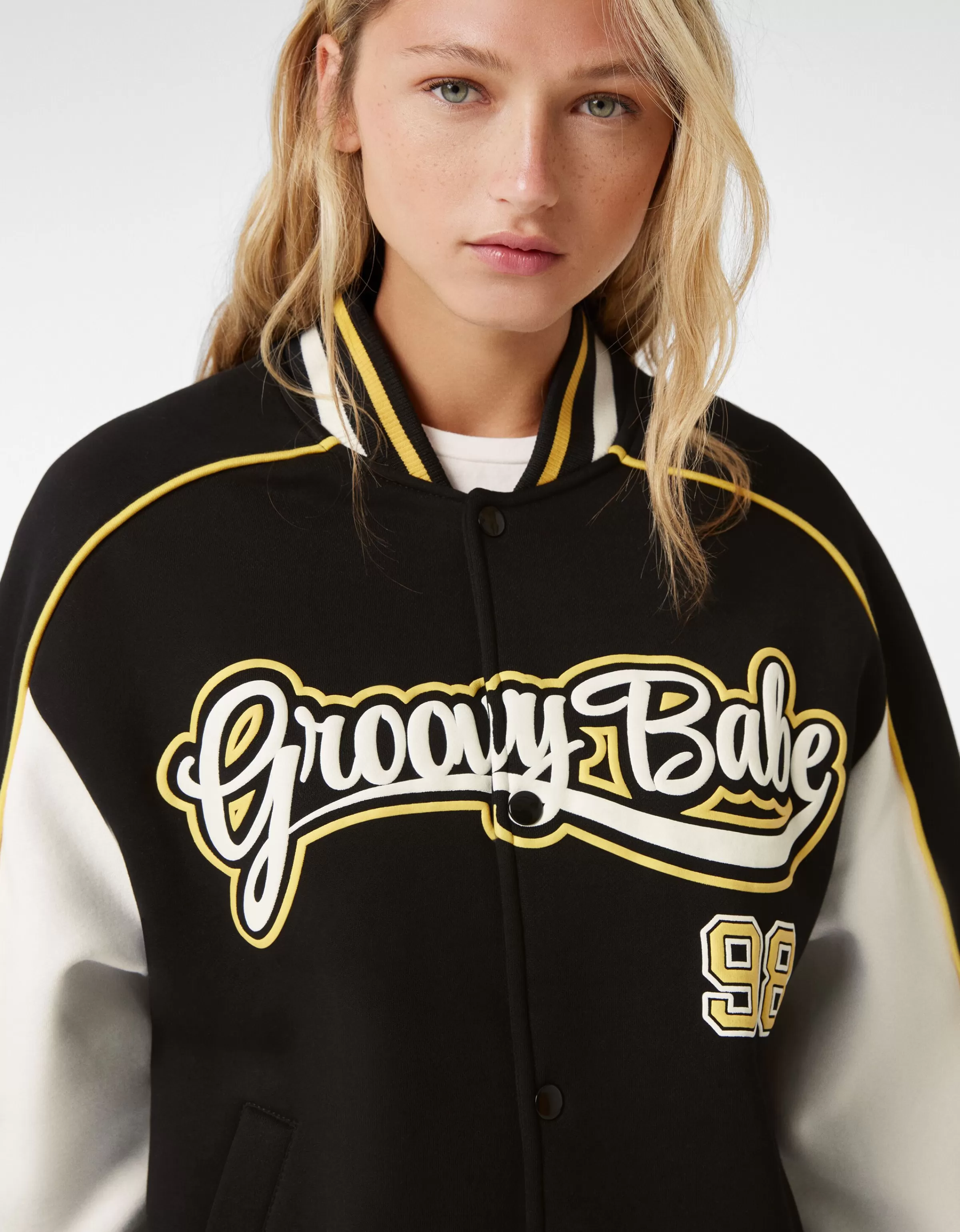BERSHKA Giubbetto Varsity Classico in Nero - Giacca Sportiva con Stile Universitario