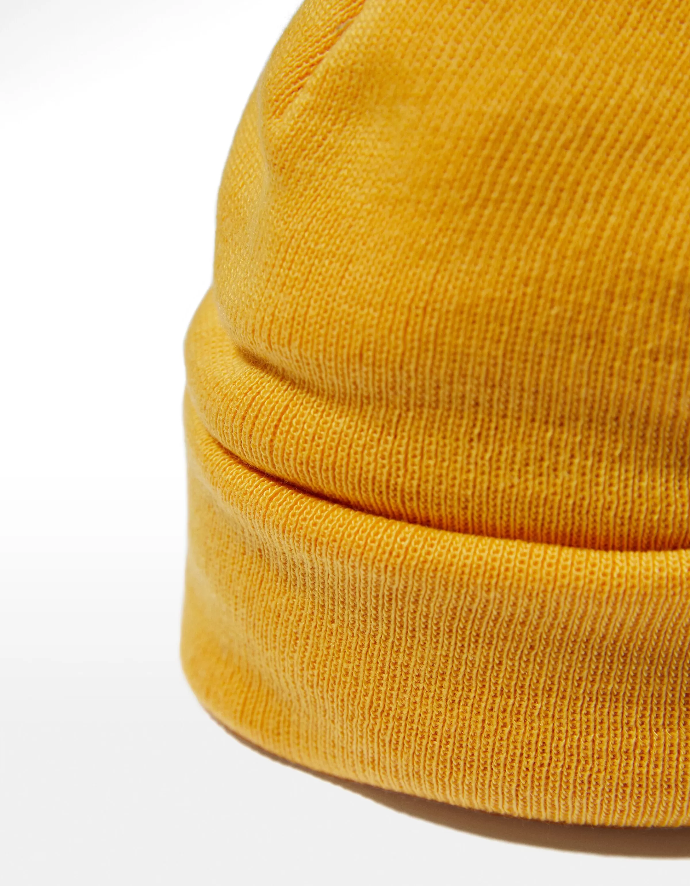 Cappello in maglia con bordi a coste Bershka - Giallo Senape Morbido