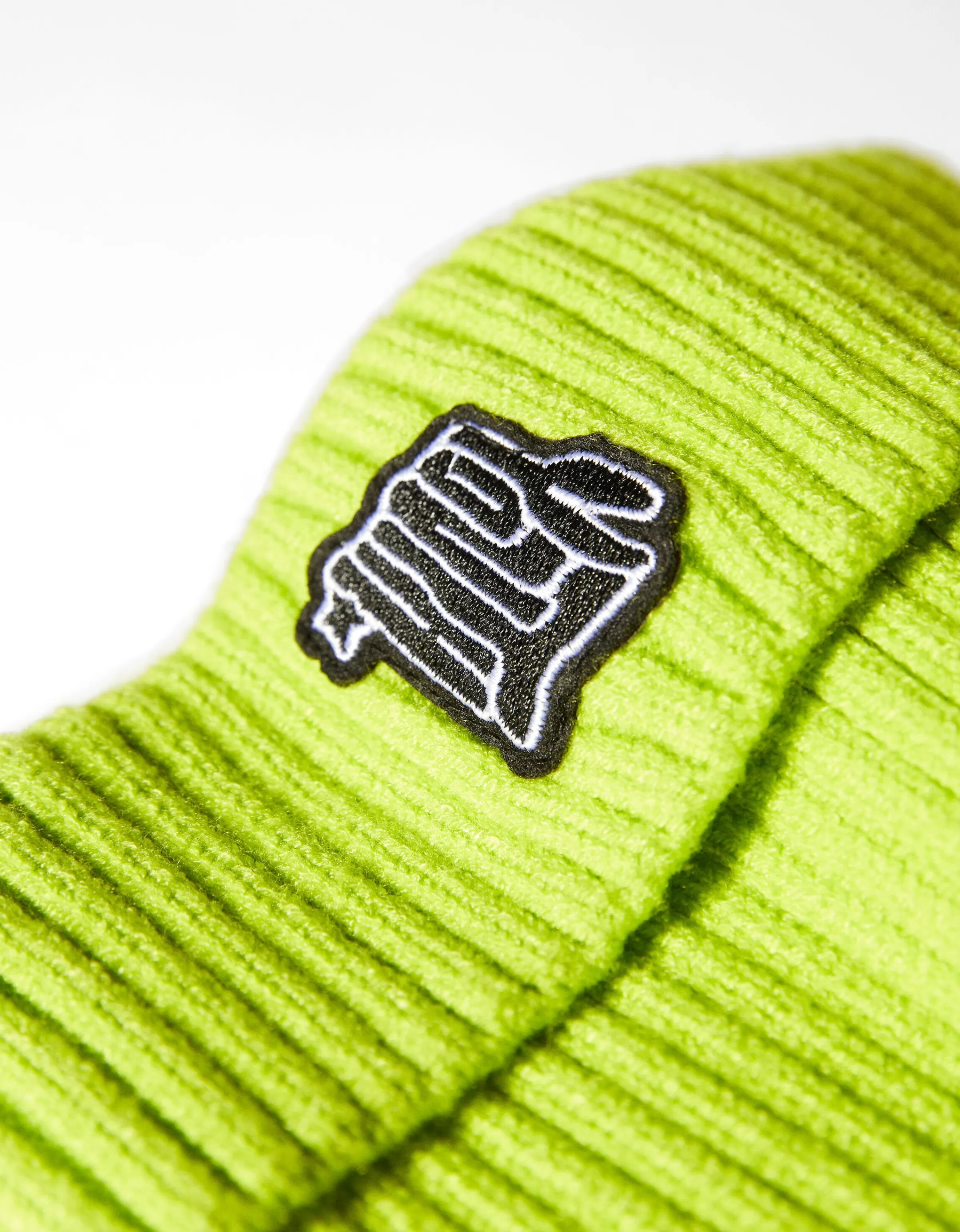 BERSHKA Cappello invernale ricamato con motivo spiritoso - Verde Lime Collezione Inverno 2024