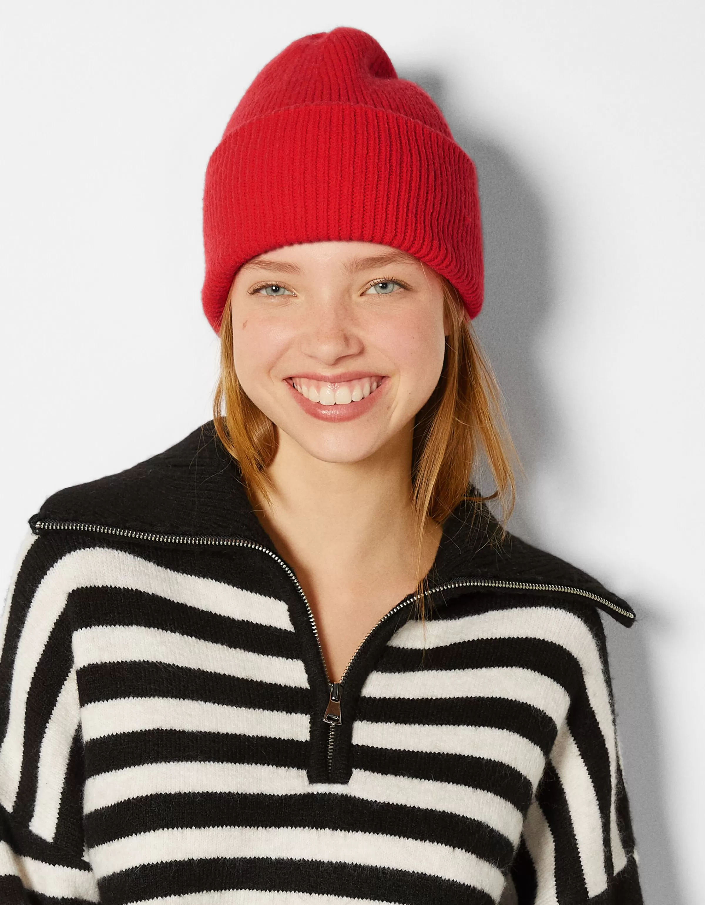 Berretto invernale a maglia Bershka - Rosso vivace con motivo geometrico