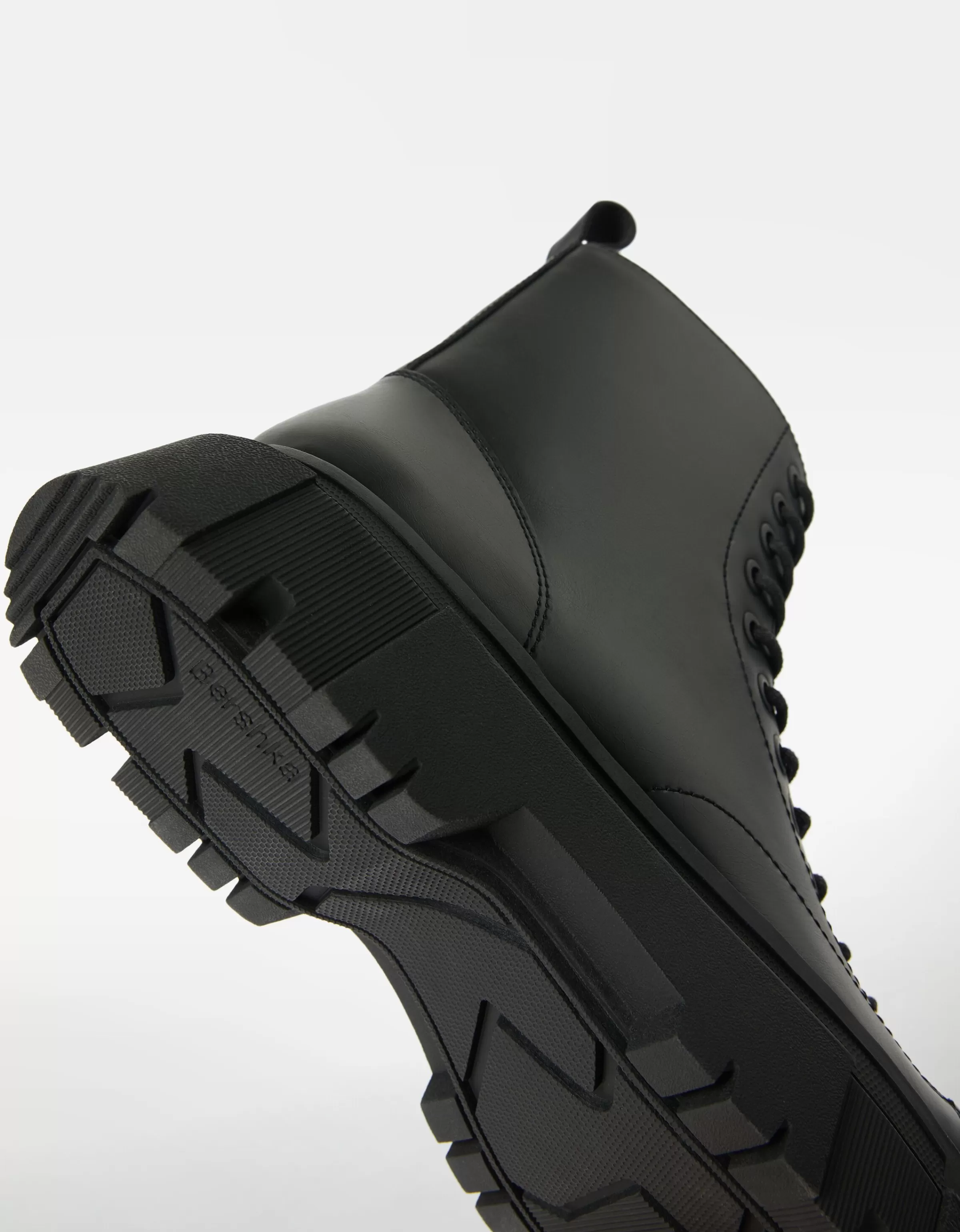 Stivaletti Uomo BERSHKA con Lacci - Suola Antiscivolo Rinforzata in Nero Opaco