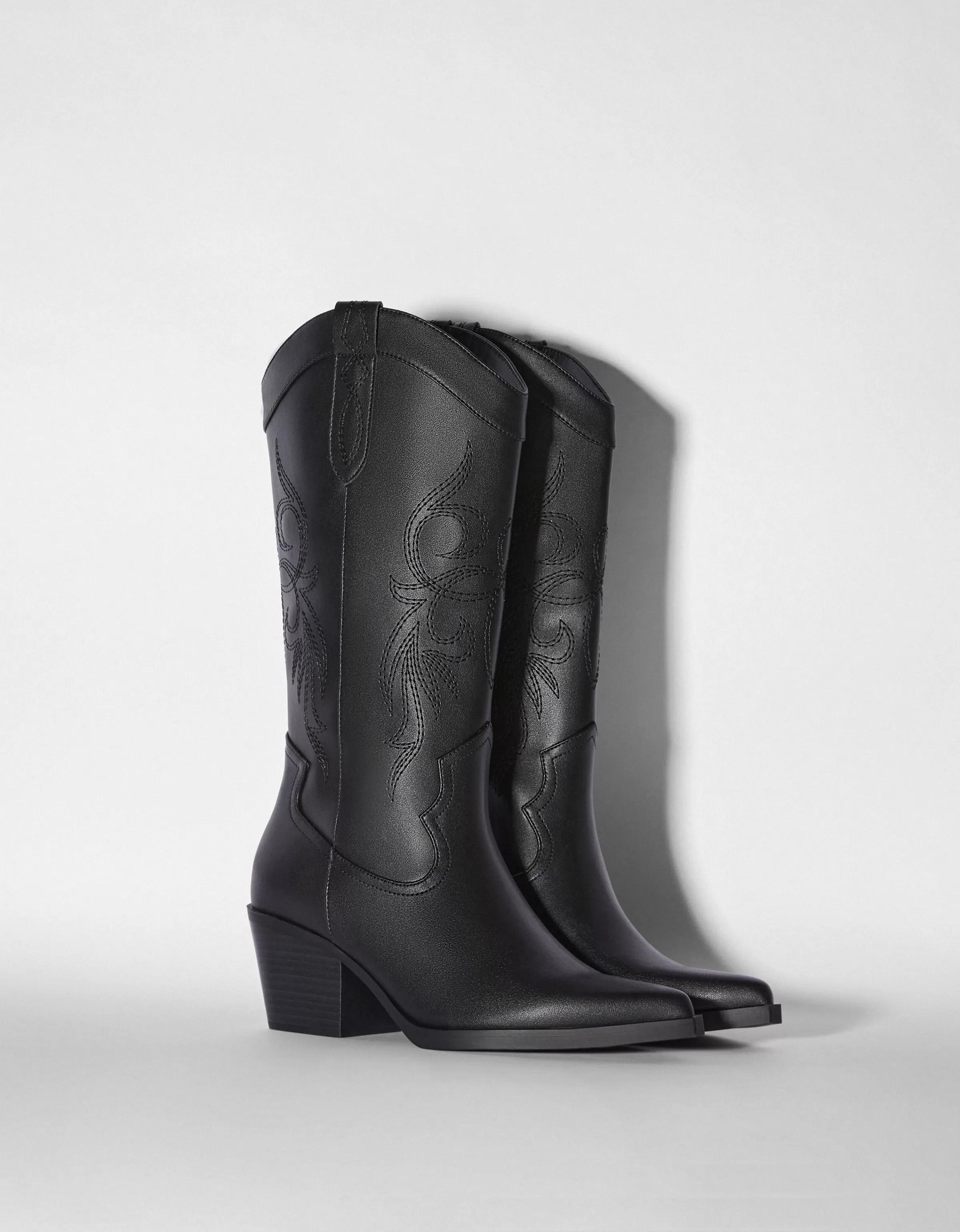 Stivali Western con Tacco Nero Bershka - Look Cowboy Chic per Autunno/Inverno

(：，，，，)