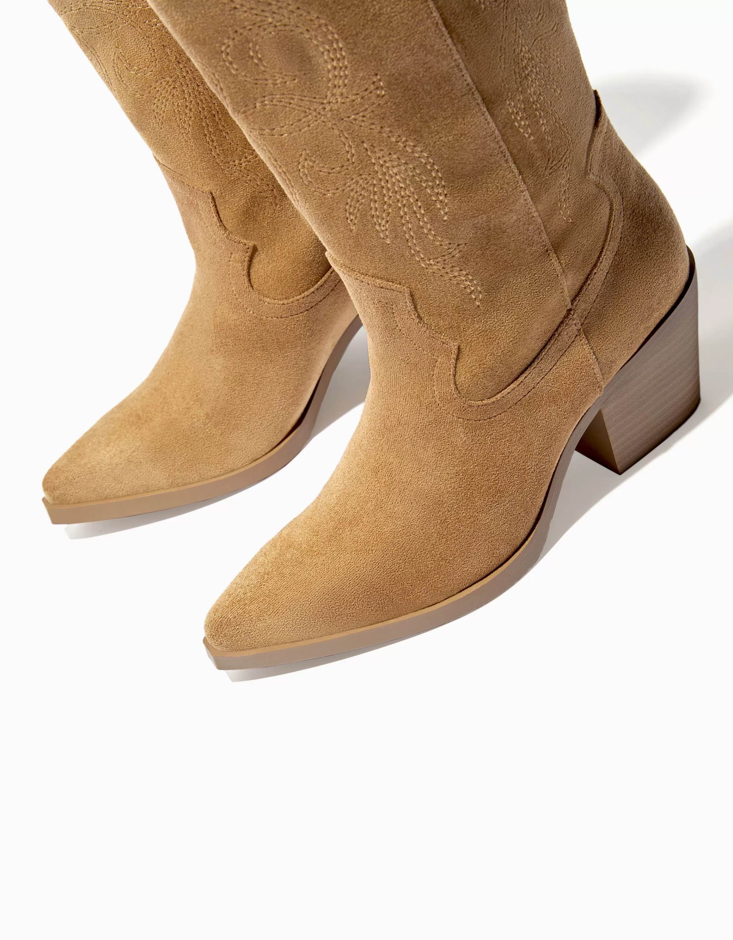 Stivali BERSHKA con tacco - Design western contemporaneo in nuance sabbia

（：，