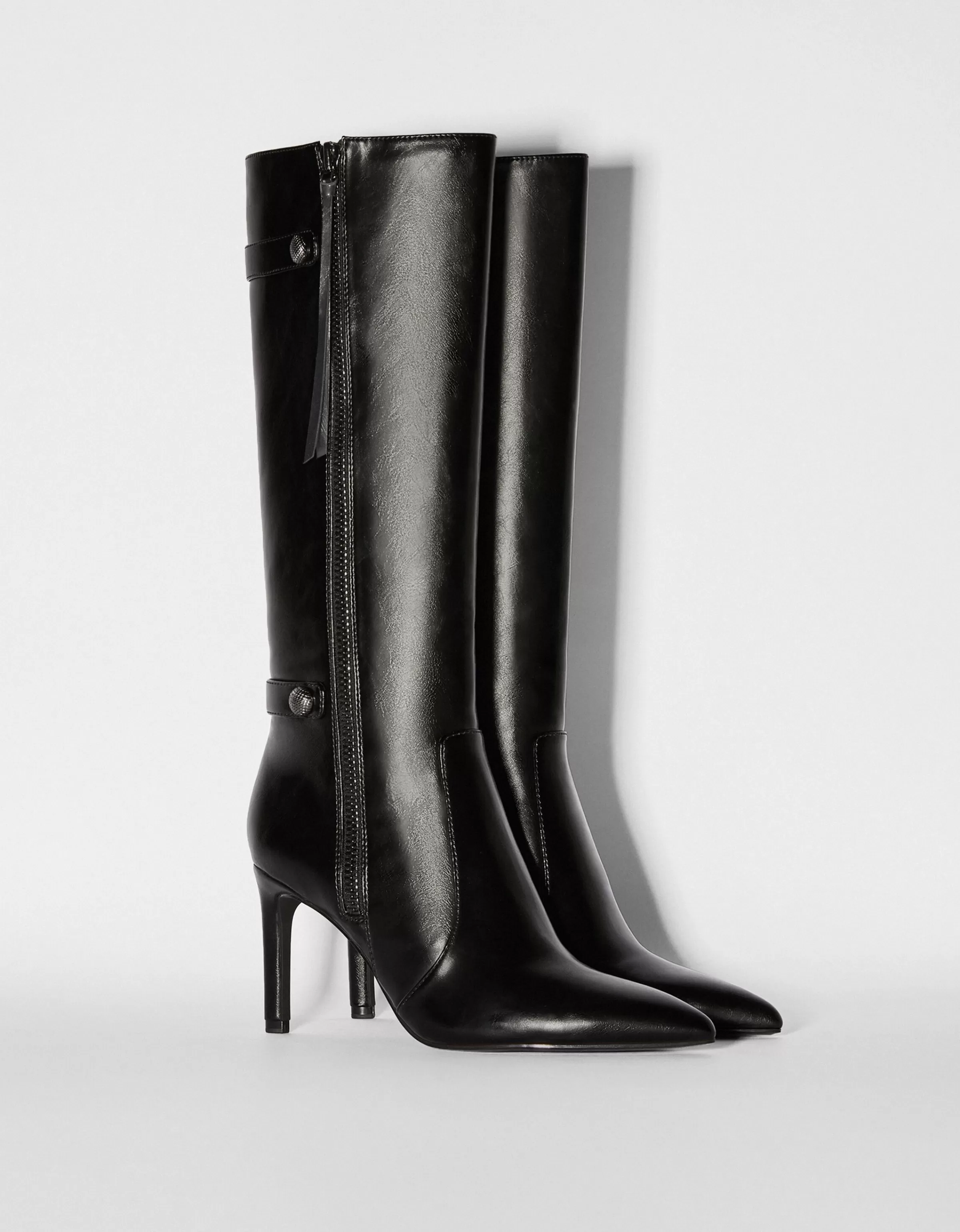 Stivali BERSHKA con tacco a spillo e dettagli metallizzati lucidi - Nero intenso per un look audace