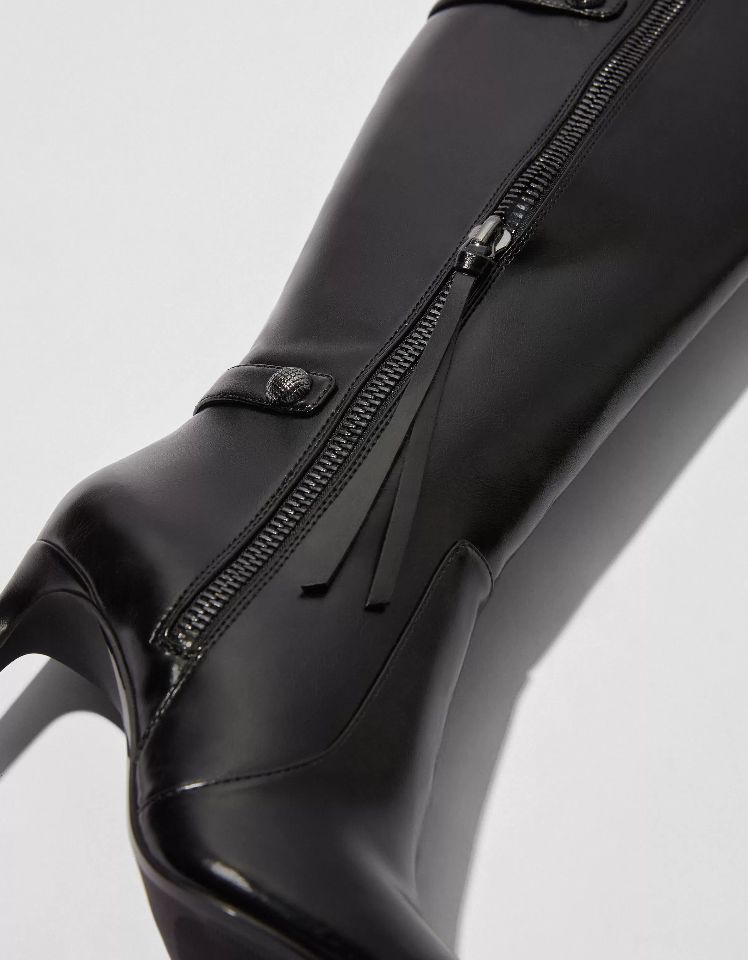 Stivali BERSHKA con tacco a spillo e dettagli metallizzati lucidi - Nero intenso per un look audace