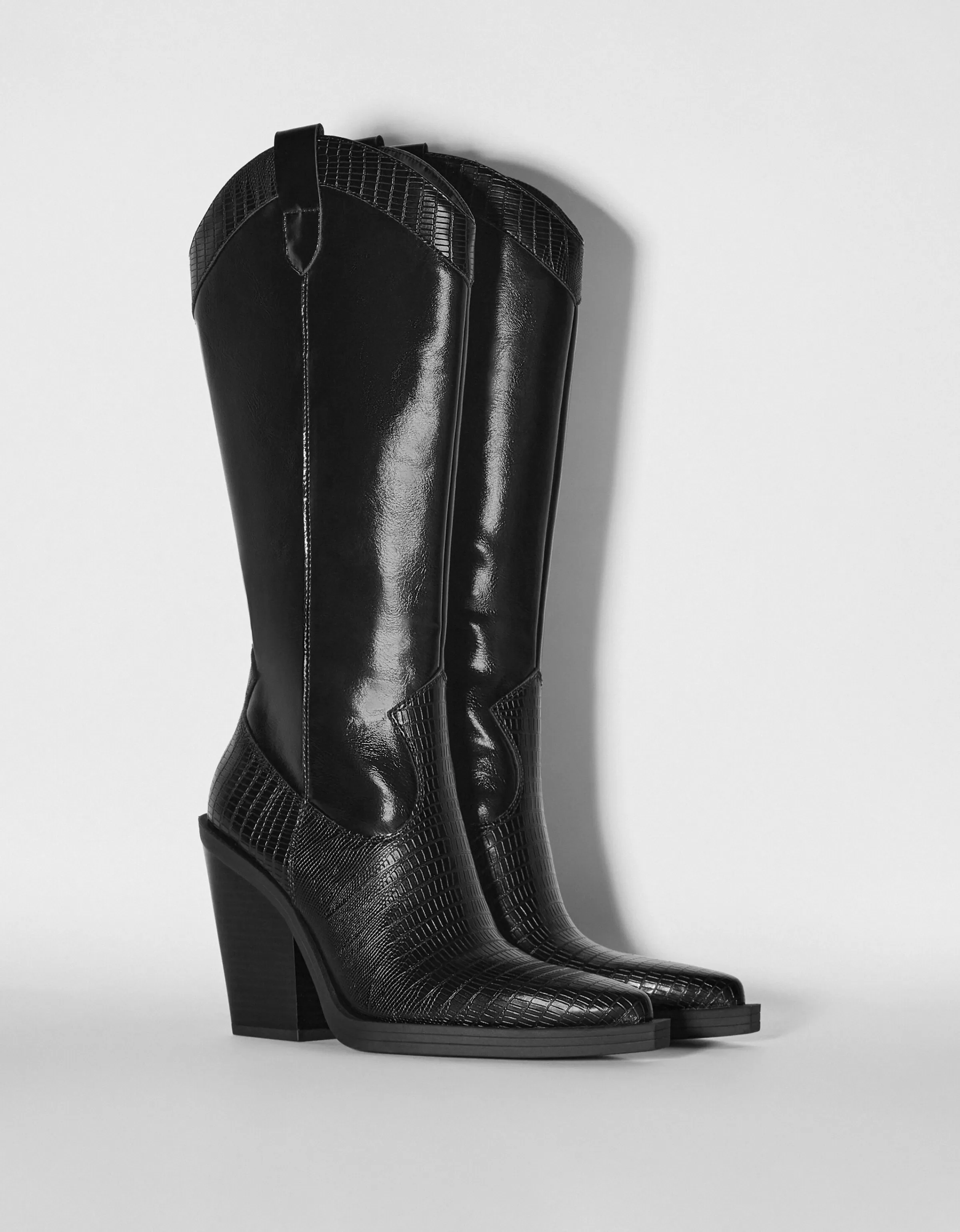 Stivali Western in Pelle Scamosciata Nera con Tacco Largo - Bershka Collection Autunno/Inverno

Dettagli:
- Modello cowboy ispirato al selvaggio West
- Tacco squadrato 5 cm per comfort ottimale
- Chiusura con cerniera laterale pratica
- Puntale arrotondato e dettagli autentici
- Disponibile in taglie dal 36 al 42
