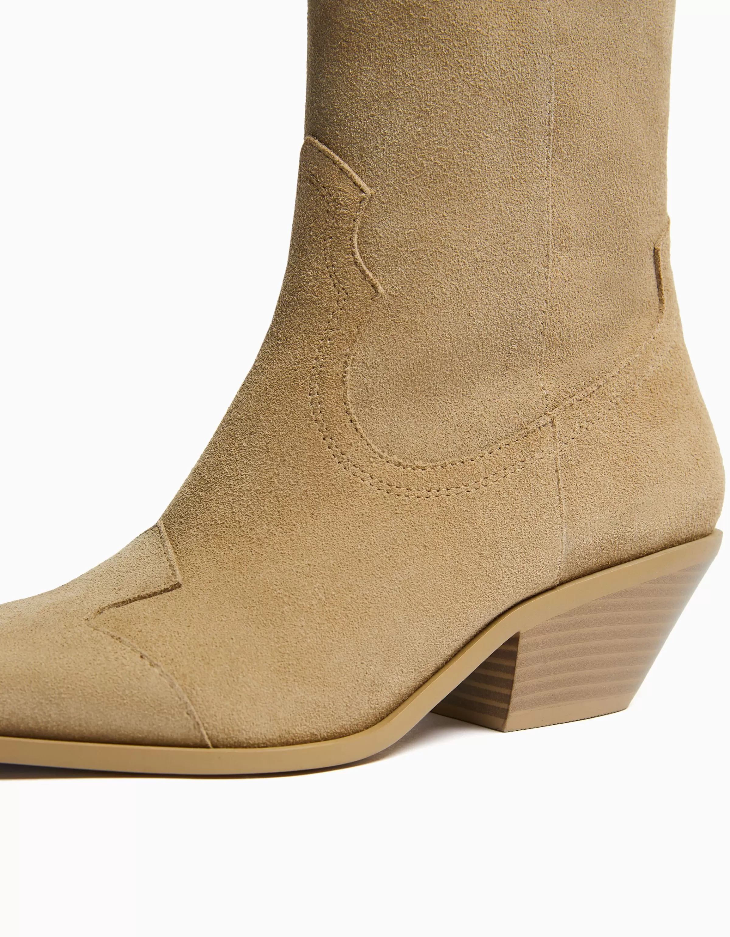 Stivaletti western in pelle BERSHKA con tacco medio e finitura marrone sabbia - stile bohémian con dettaglio vintage