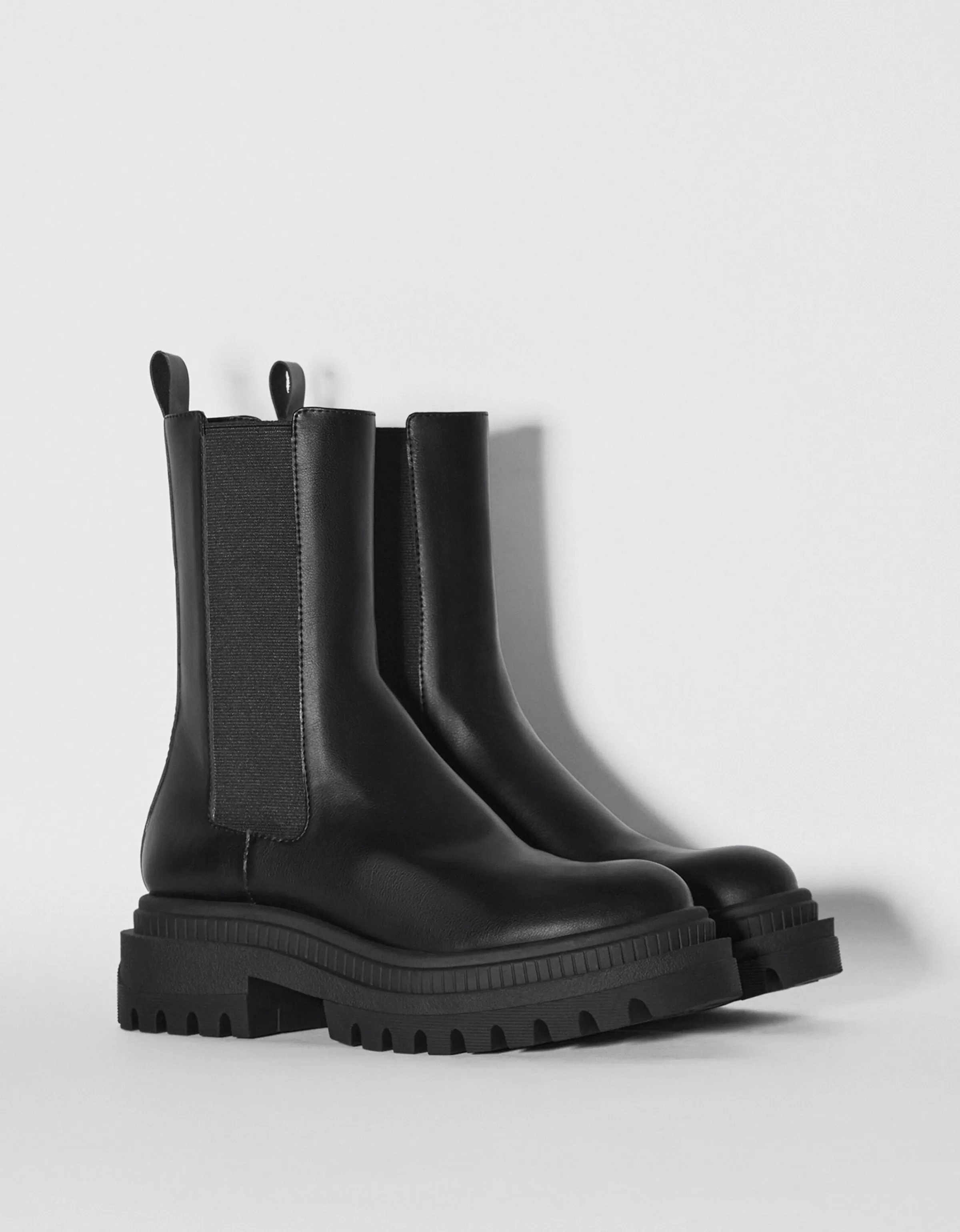 Nuovi stivaletti bassi Bershka in pelle nera con elastici laterali - design essenziale e versatile per look urbani