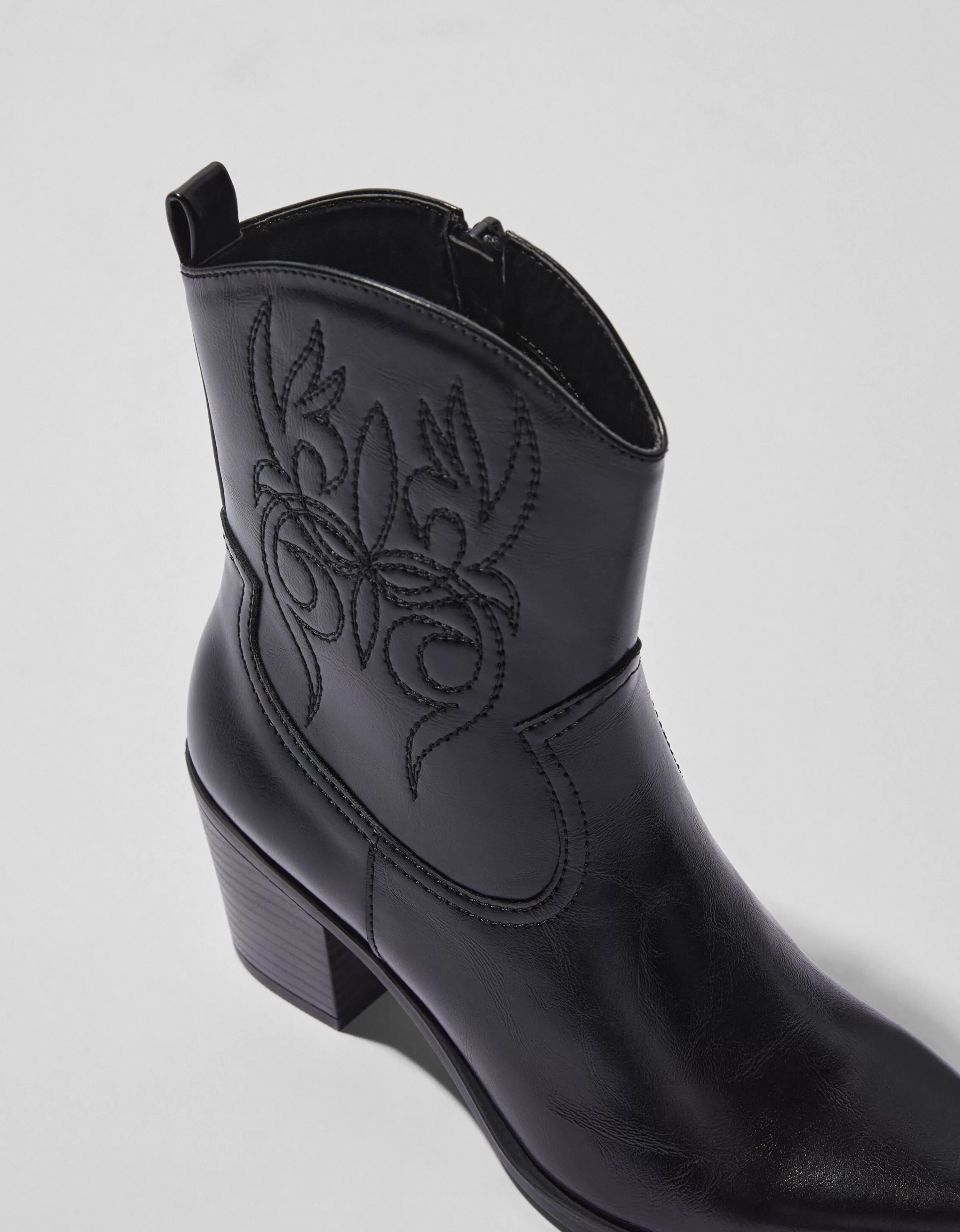 Stivaletti Western in Ecopelle con Tacco Medio - Bershka Nero Puro per Stile Urbano

（：，，，。