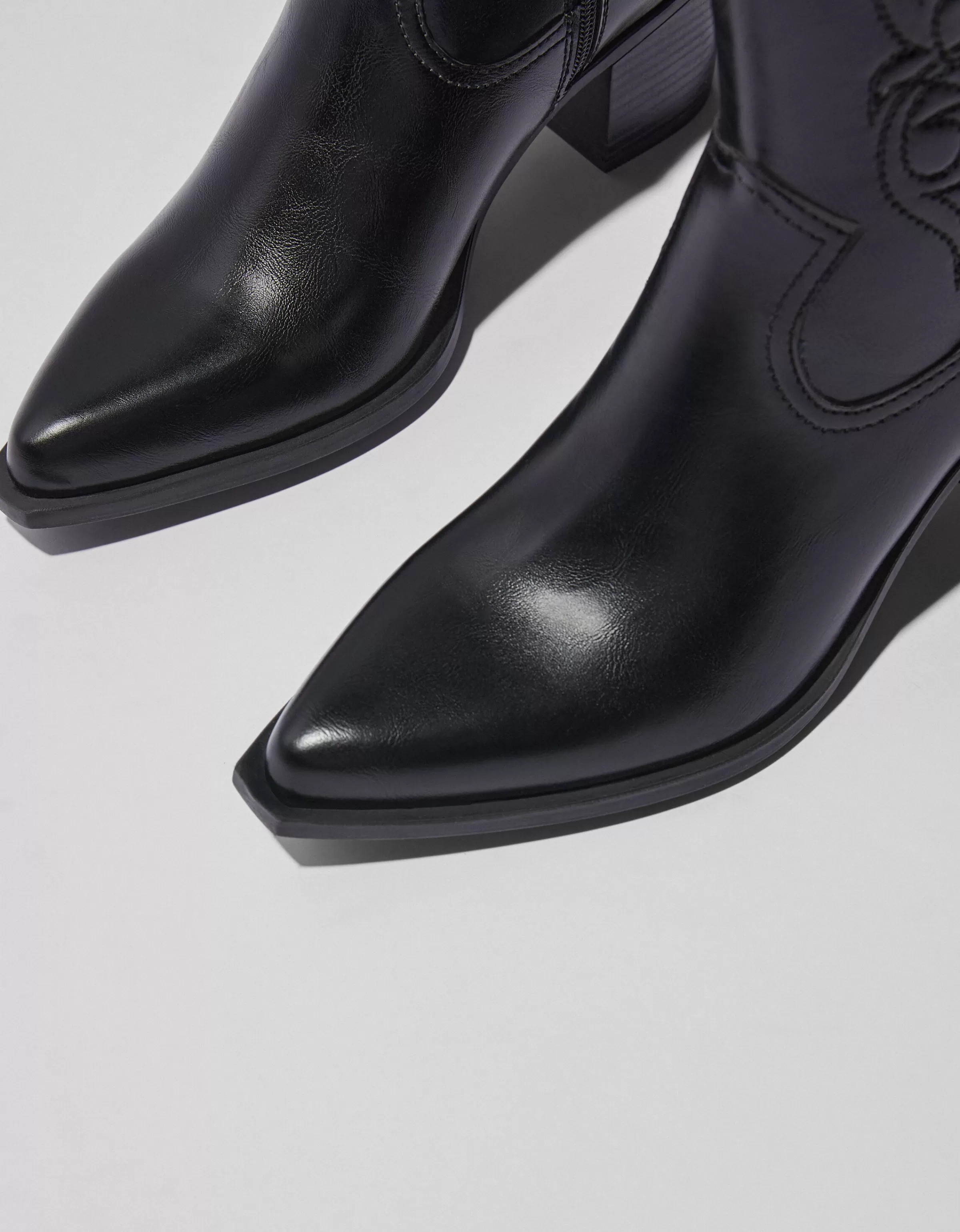 Stivaletti Western in Ecopelle con Tacco Medio - Bershka Nero Puro per Stile Urbano

（：，，，。