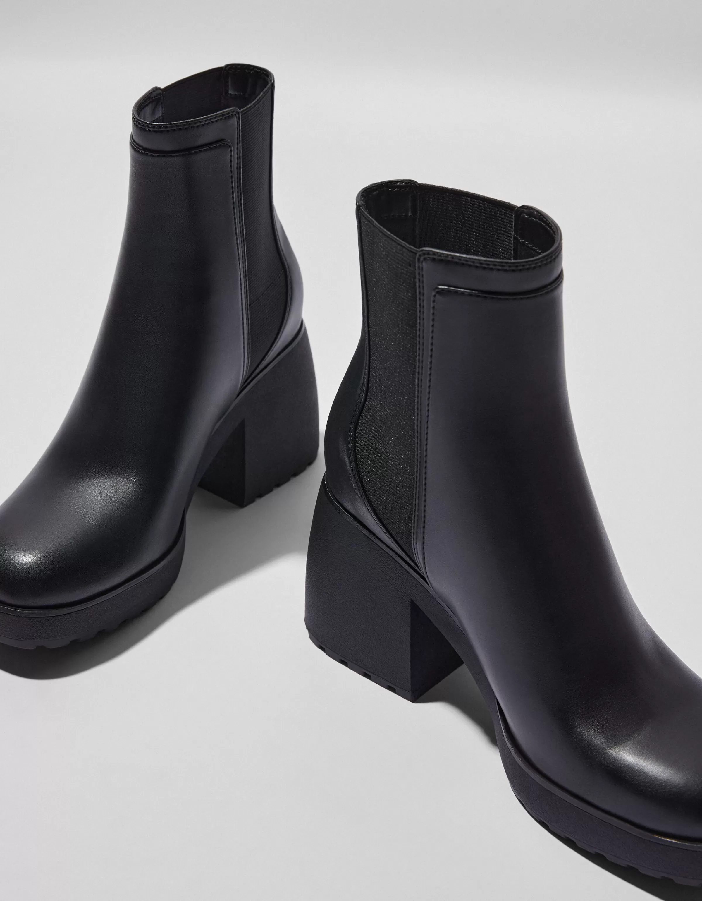 BERSHKA Stivaletti Comodi con Tacco Largo ed Elastico - Nero, Moda Casual per Tutto il Giorno