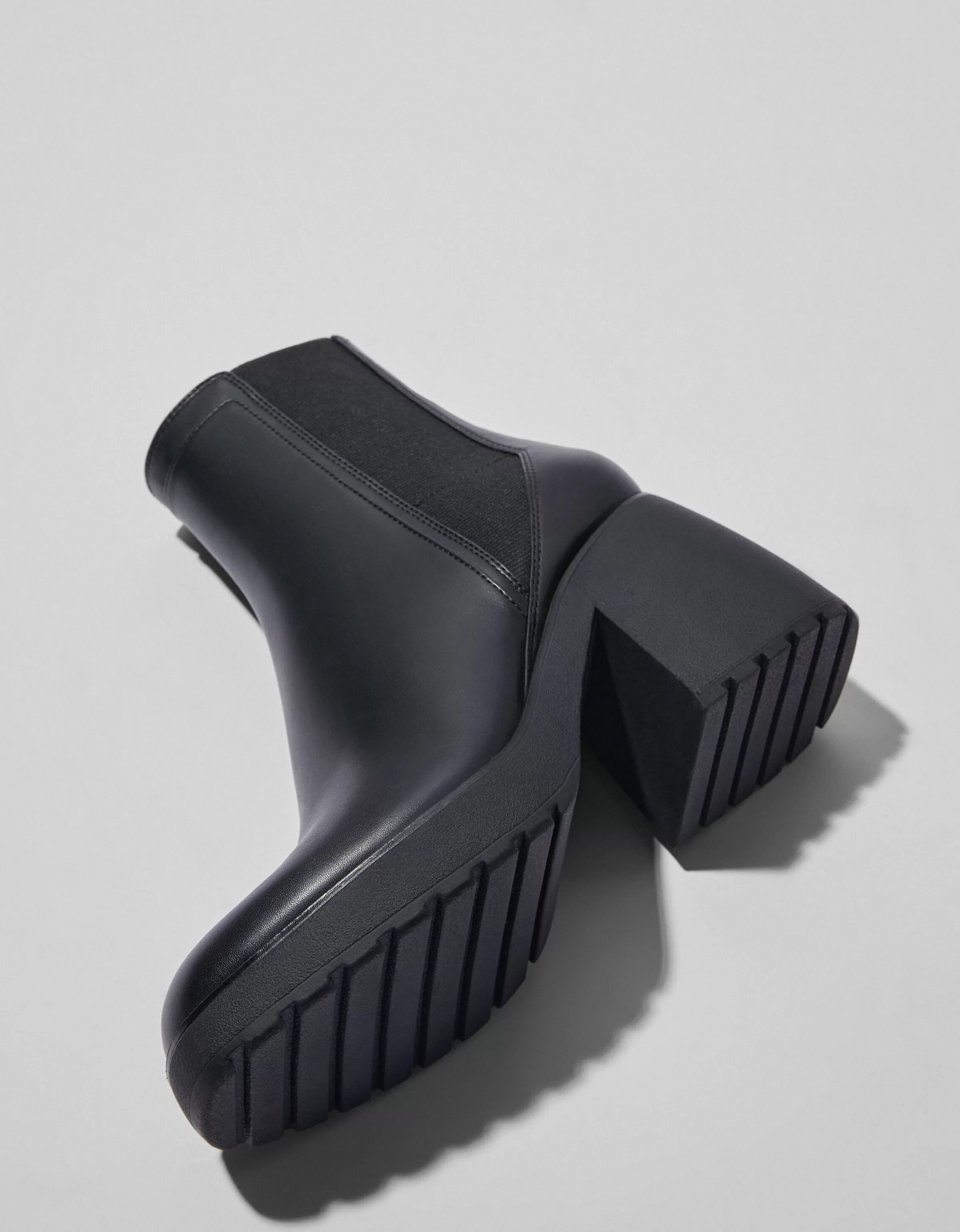 BERSHKA Stivaletti Comodi con Tacco Largo ed Elastico - Nero, Moda Casual per Tutto il Giorno