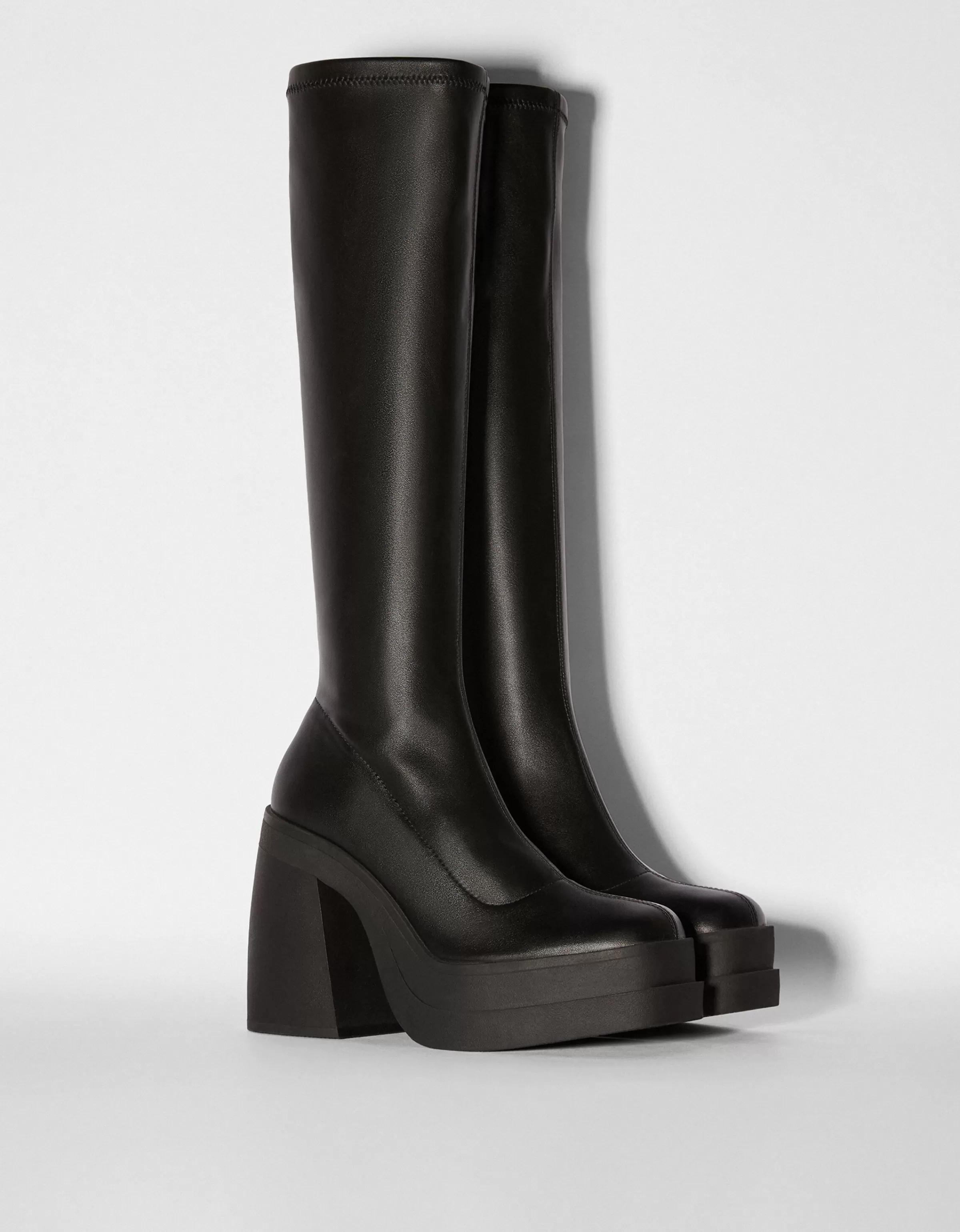 Stivaletti Bershka con tacco plateau aderenti in nero - design moderno e dettagli minimali per un look sofisticato