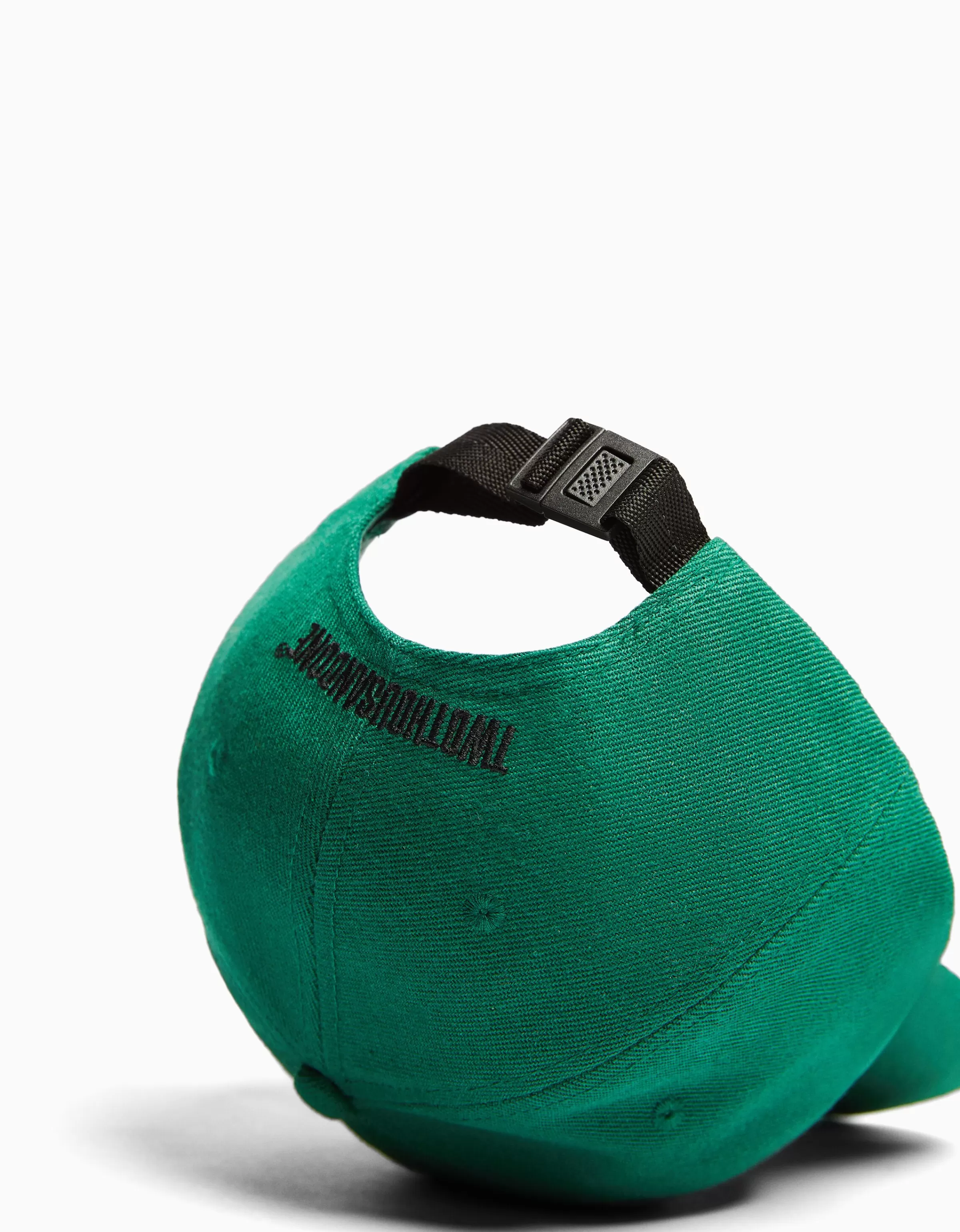 BERSHKA® Cappello Unisex Verde Foglia - Stile Casual con Ricamo Frontale, Visiera Curvata e Regolazione Posteriore