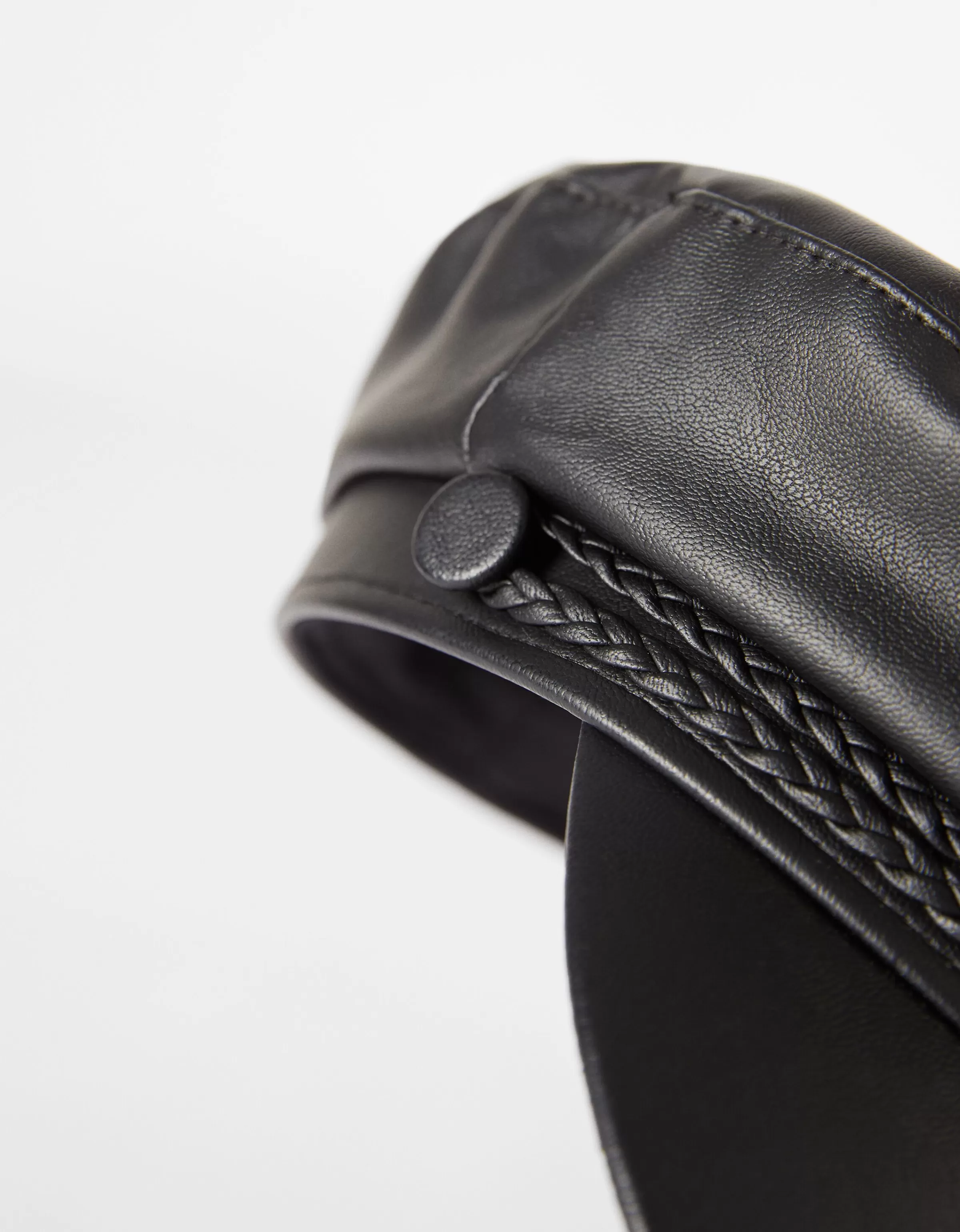 BERSHKA Berretto Marinaio Stile Vintage - Nero Lucido in Pelle Sintetica