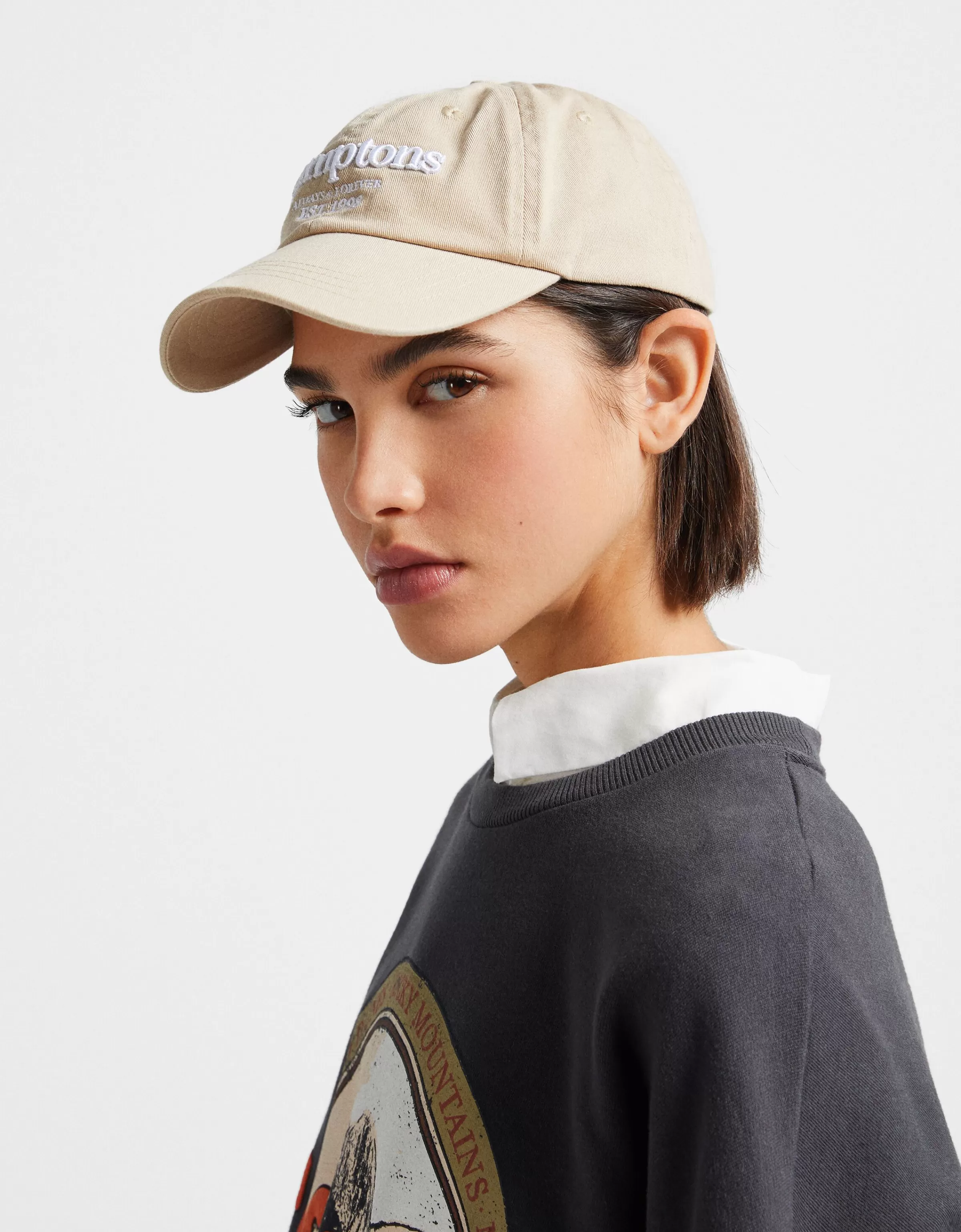 BERSHKA Cappello Unisex con Stampa - Moda Giovanile BSK, Design Minimalista in Tinta Unit Beige